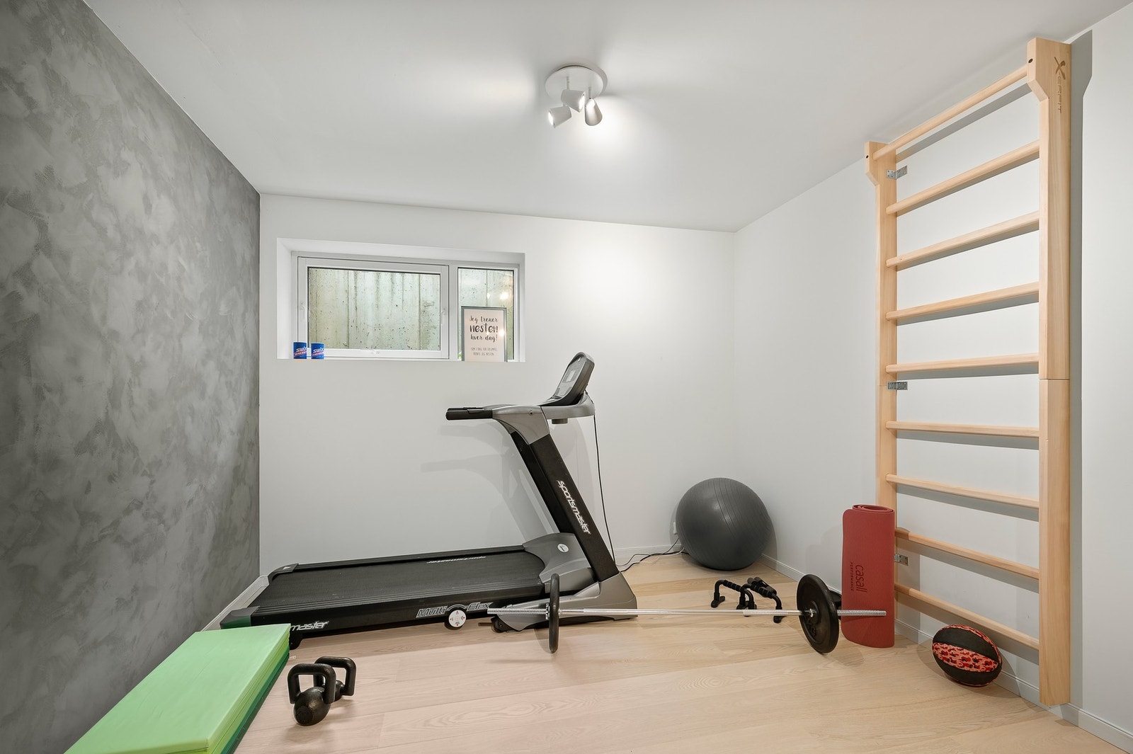 Rommet benyttes i dag som kombinert kjellerstue og treningsrom Galleribilde