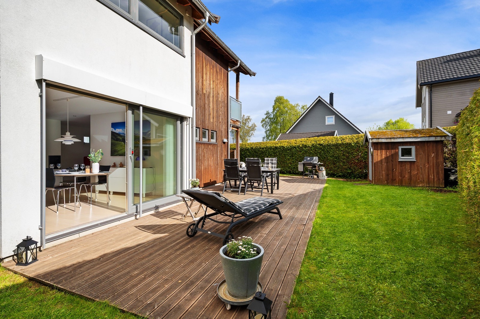 Boligen ble bygd i 2014 og holder en gjennomgående god standard. Moderne farge- og materialvalg. Galleribilde