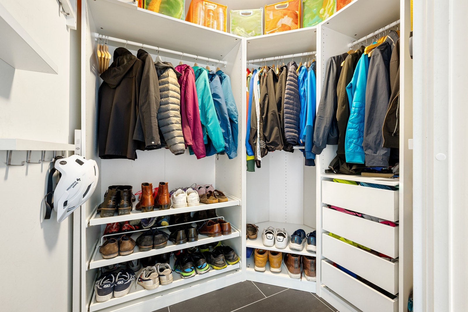 Praktisk garderoberom like innenfor inngangsdøren Galleribilde