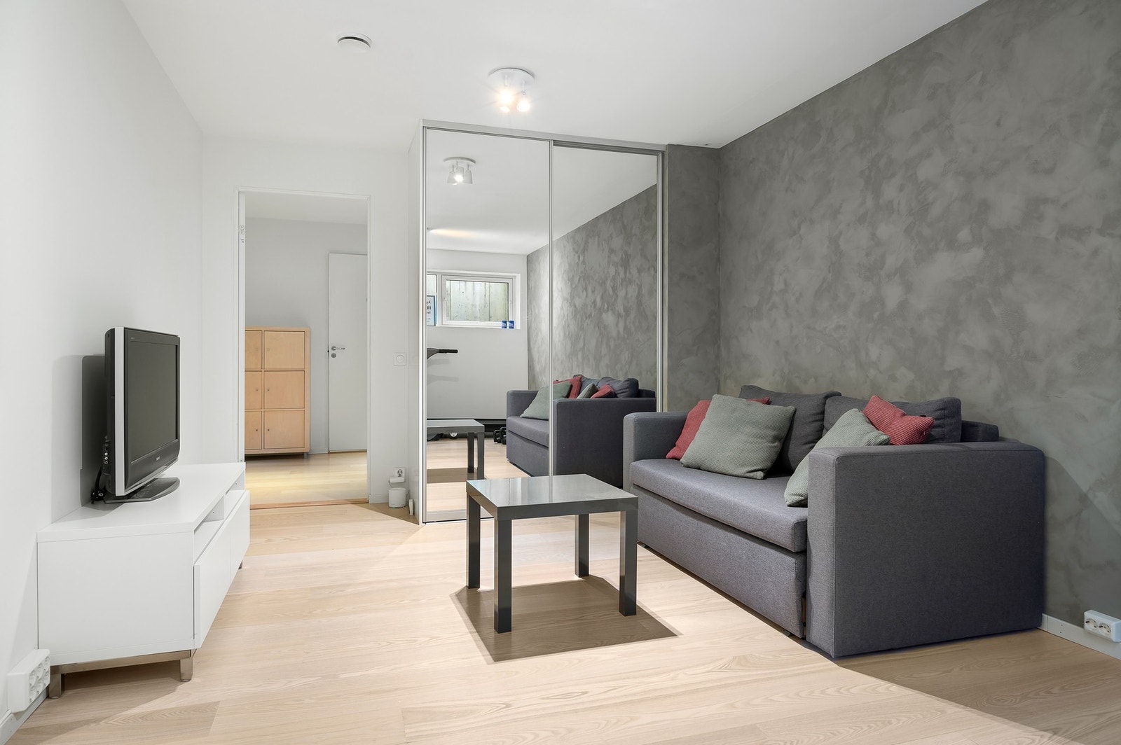 Kjellerstue/hobbyrom med skyvedørsgarderobe Galleribilde