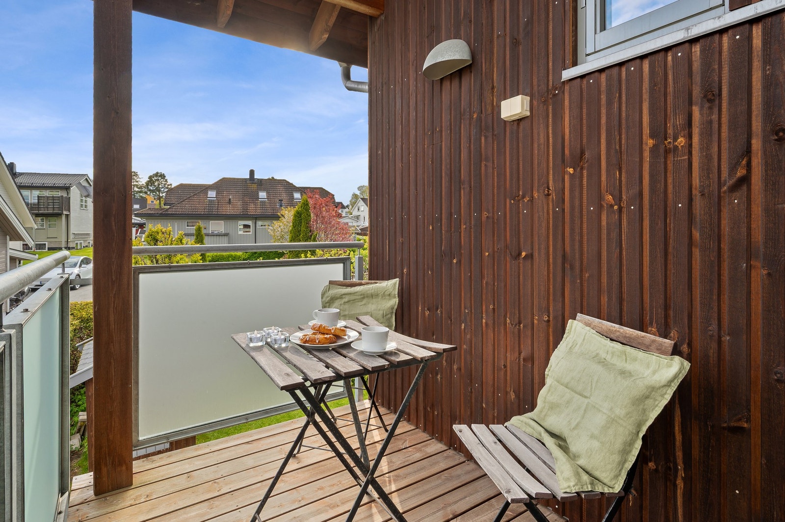 Fra soverommet har man utgang til lufteveranda med gode solforhold. Galleribilde