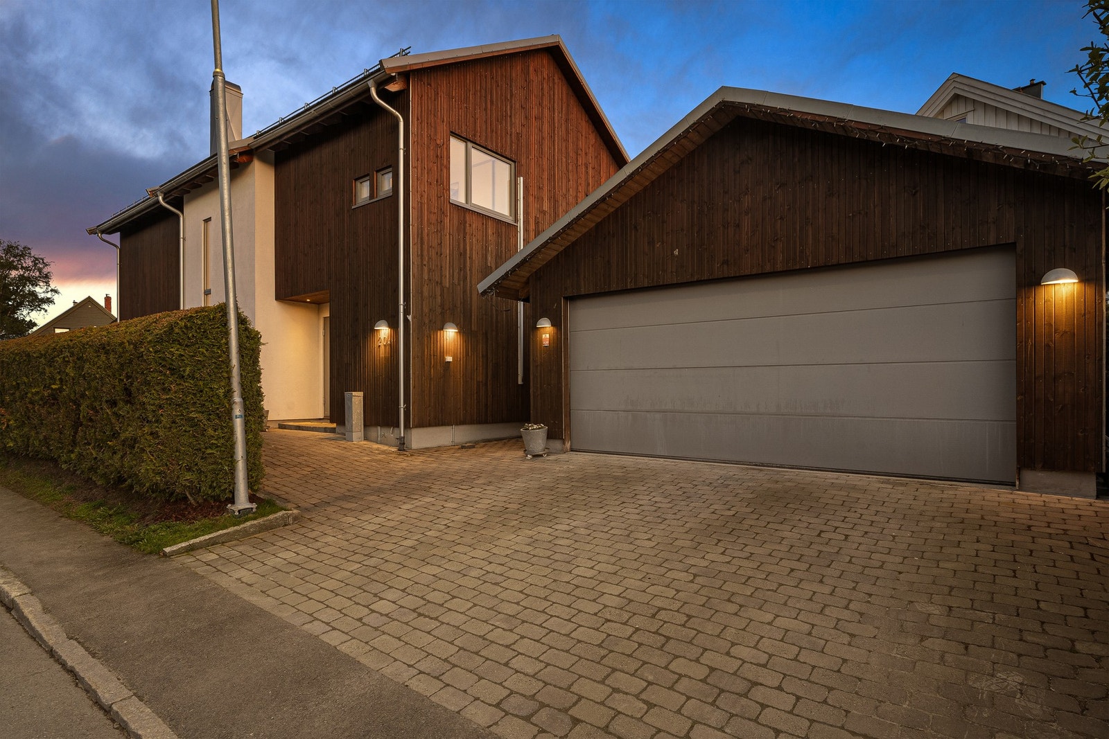 Velkommen til en stilren og lekker enebolig over to plan + kjeller på Heimdal. Galleribilde