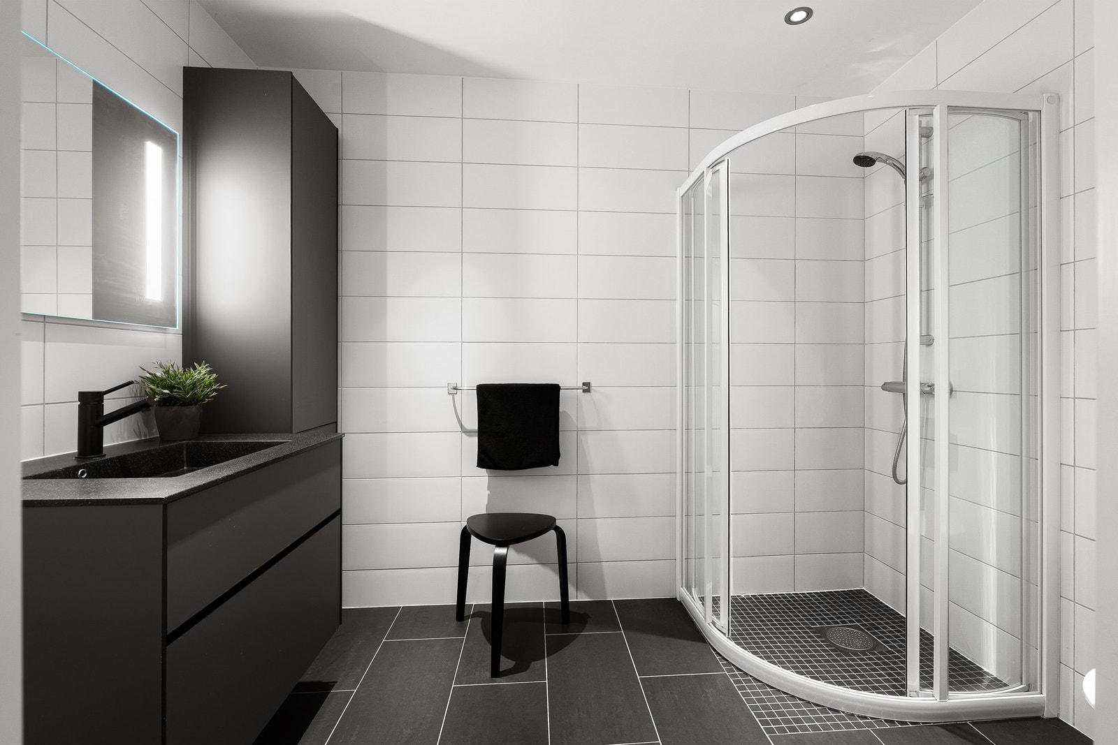 Stilrent bad i kjeller med dusjhjørne Galleribilde