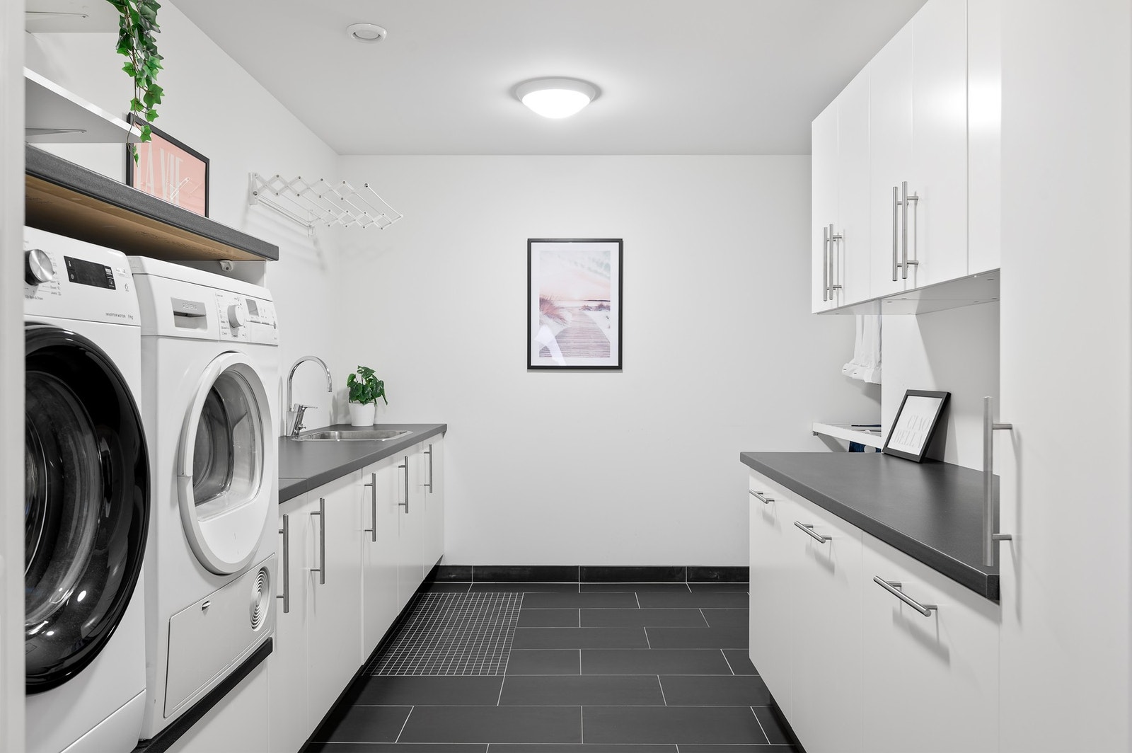 Meget praktisk og stort vaskerom med rikelig skap- og benkeplass Galleribilde