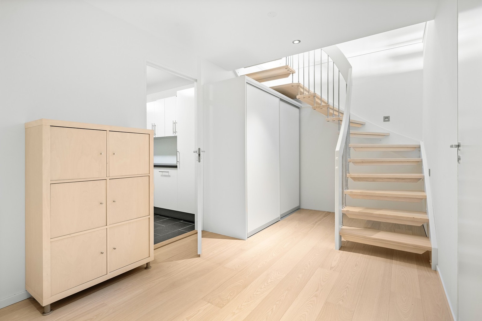 Gang i kjeller med plass til oppbevaring Galleribilde