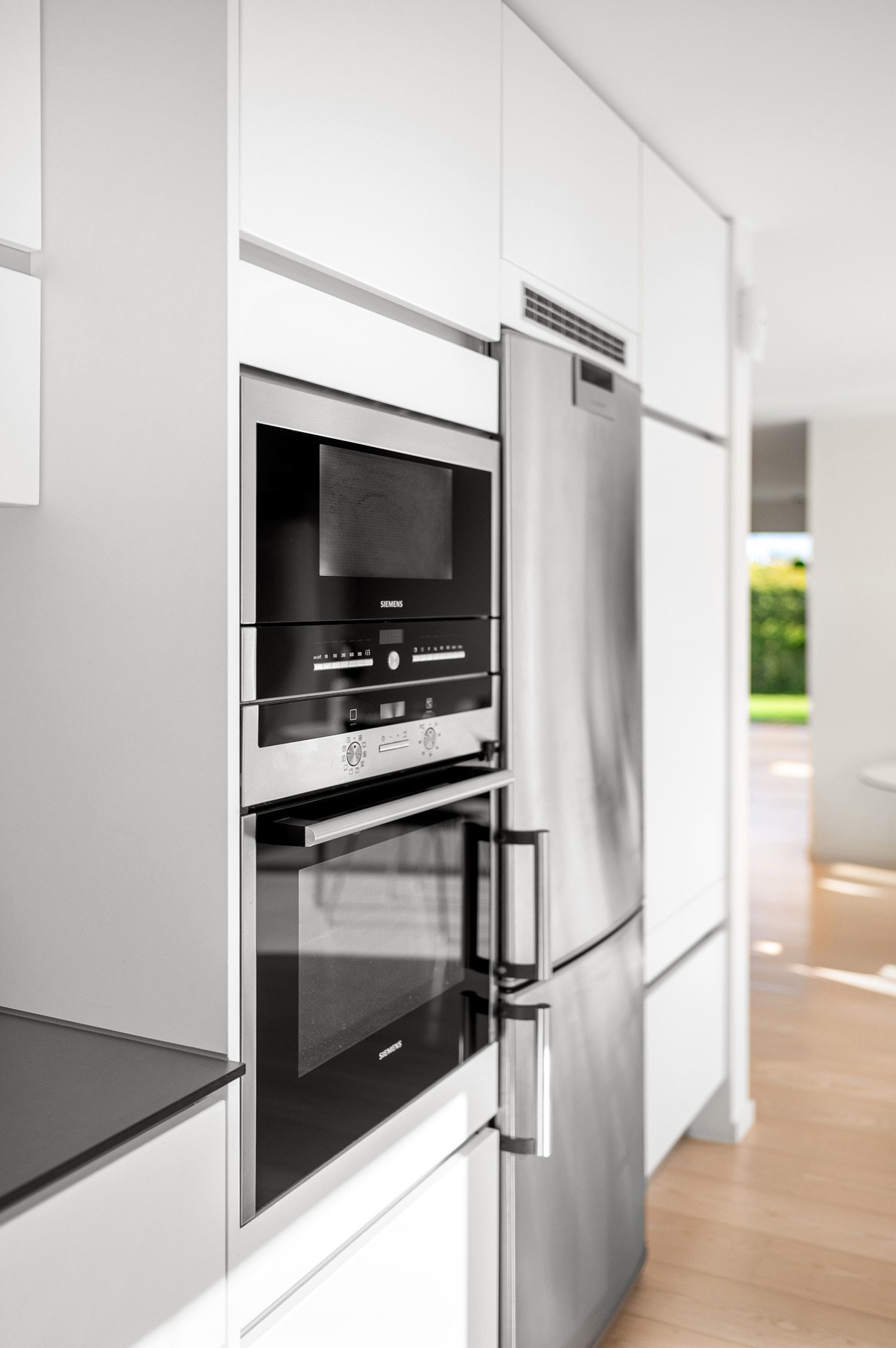 Plane fronter og hvitevarer i børstet stål Galleribilde