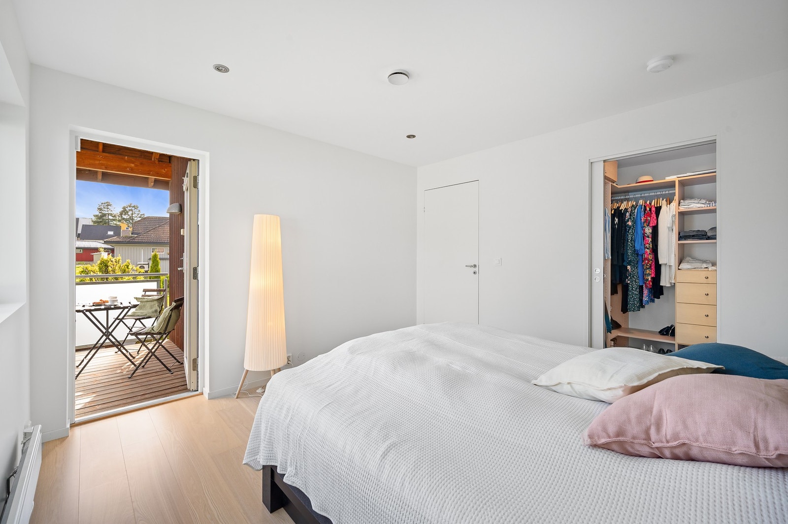 Soverommet har adkomst til lufteveranda og eget walk-in closet Galleribilde