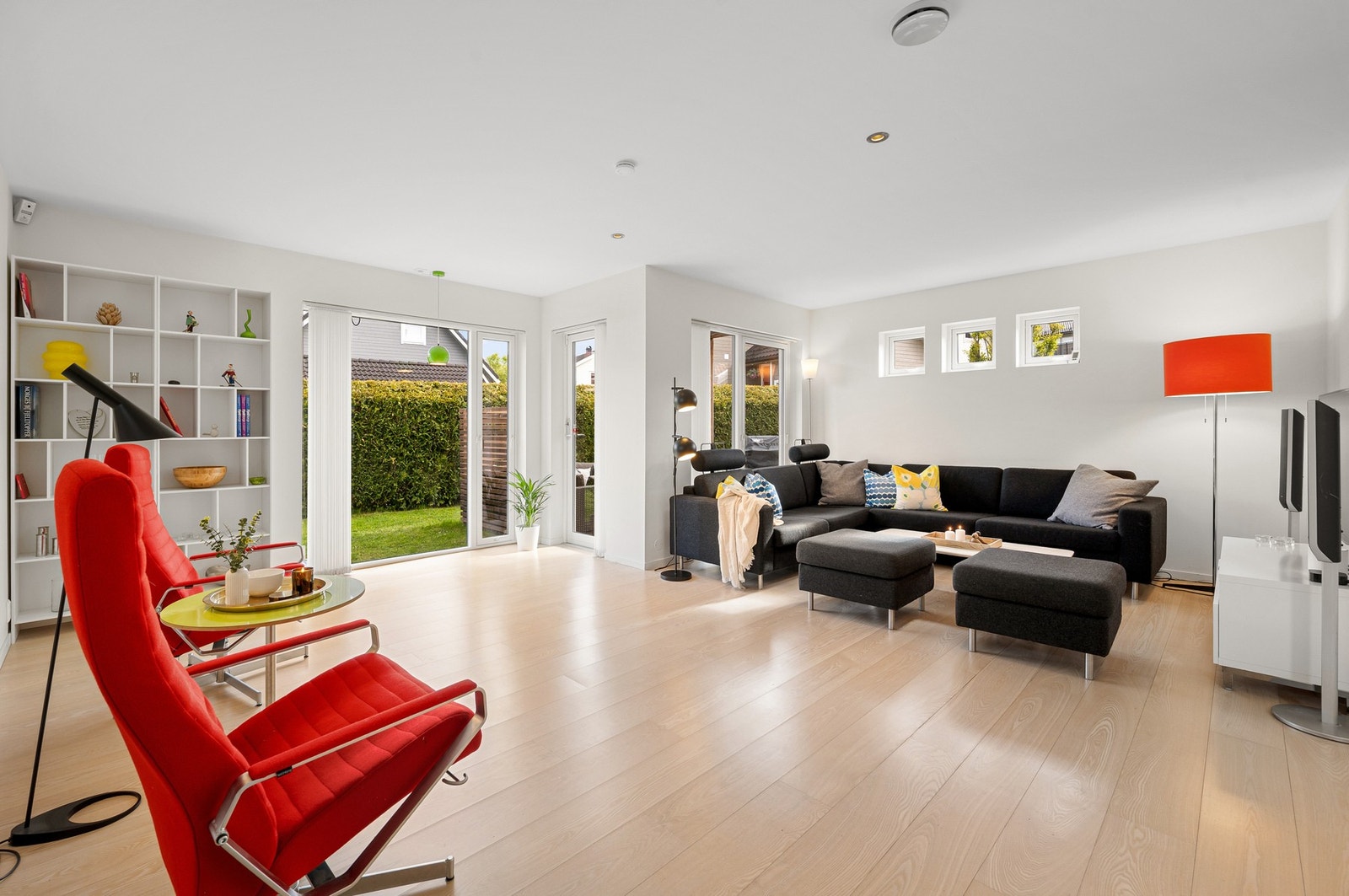 Romslig og flott stue med mulighet for flere møbleringsoner Galleribilde