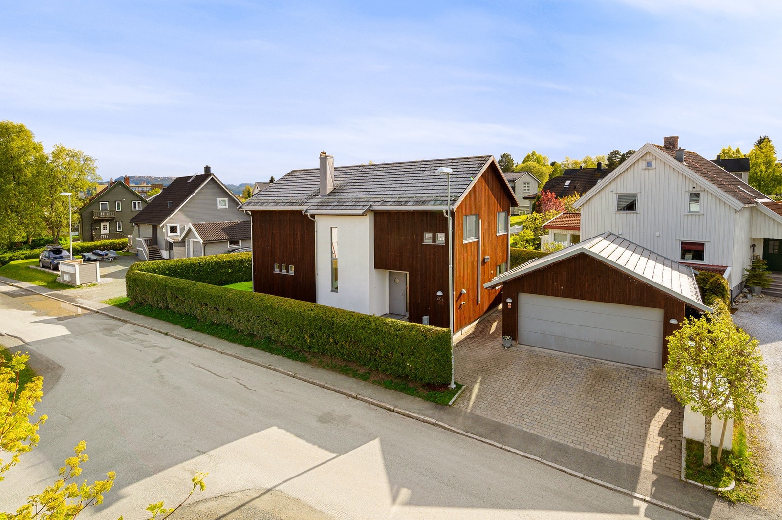 Boligen har en pent opparbeidet tomt med hage og steinlagt gårdsplass. Galleribilde