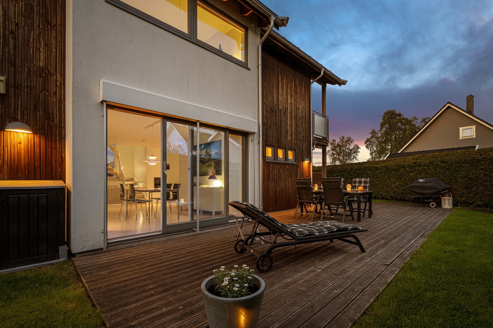 Terrassen har plass til flere møbleringssoner, grill, paviljong eller det man måtte ønske. Galleribilde