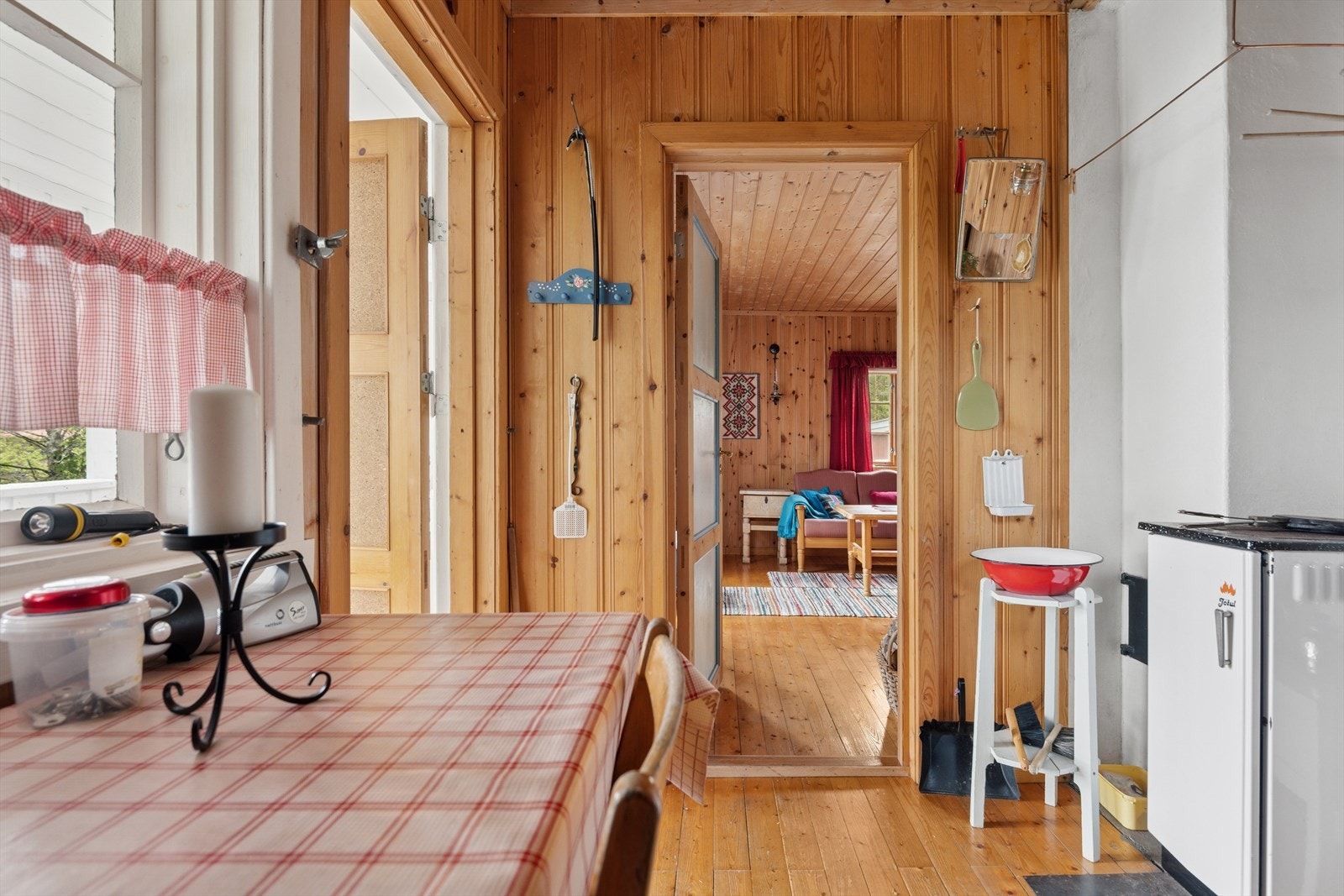 På kjøkkenet har man en vedfyrt ovn og en liten spiseplass. Galleribilde