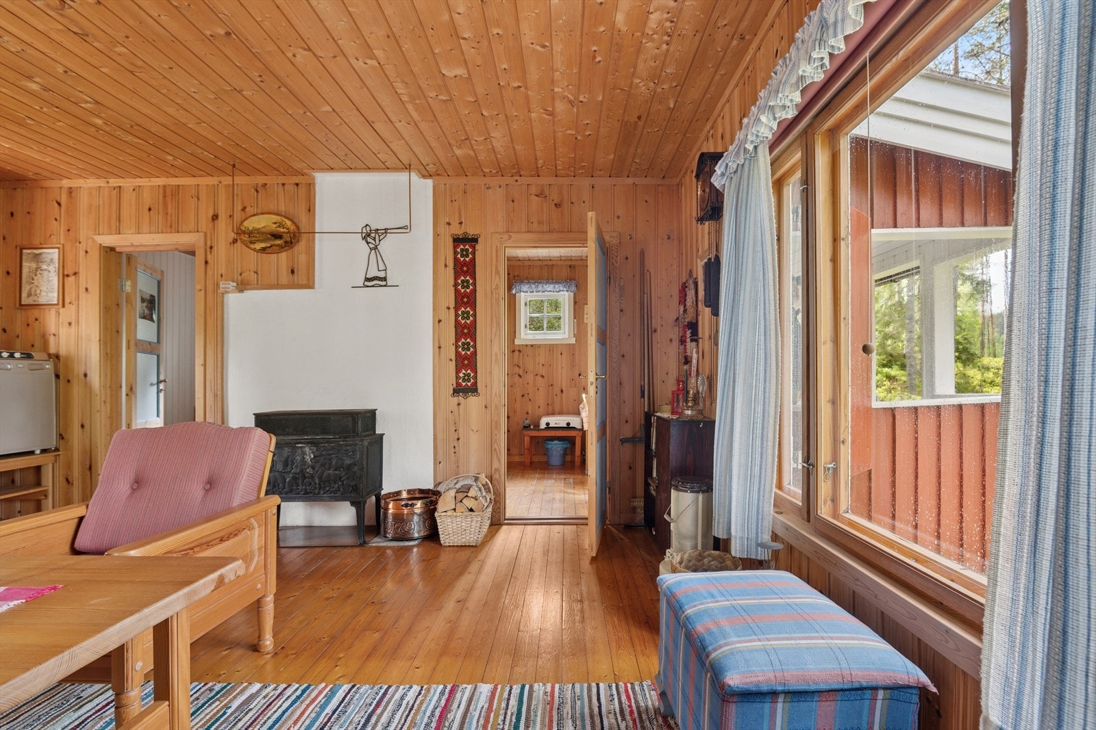 Fra kjøkkenet kommer man videre inn i stuen. Galleribilde