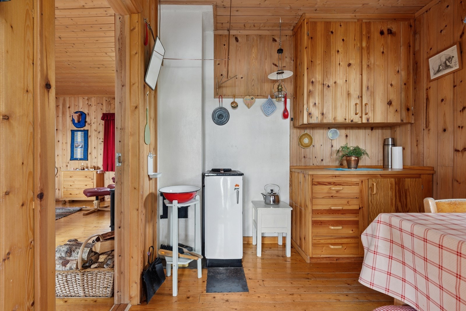 Fra entréen kommer man inn til et lite kjøkken Galleribilde