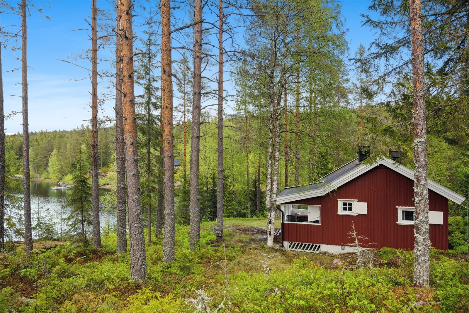 Hytta ligger helt i utkanten av et hyttefelt. Galleribilde