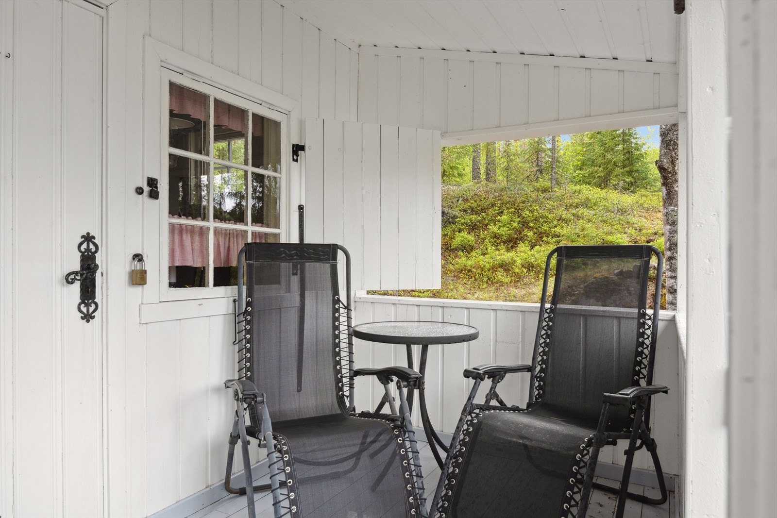 Liten uteplass ved entréen. Galleribilde