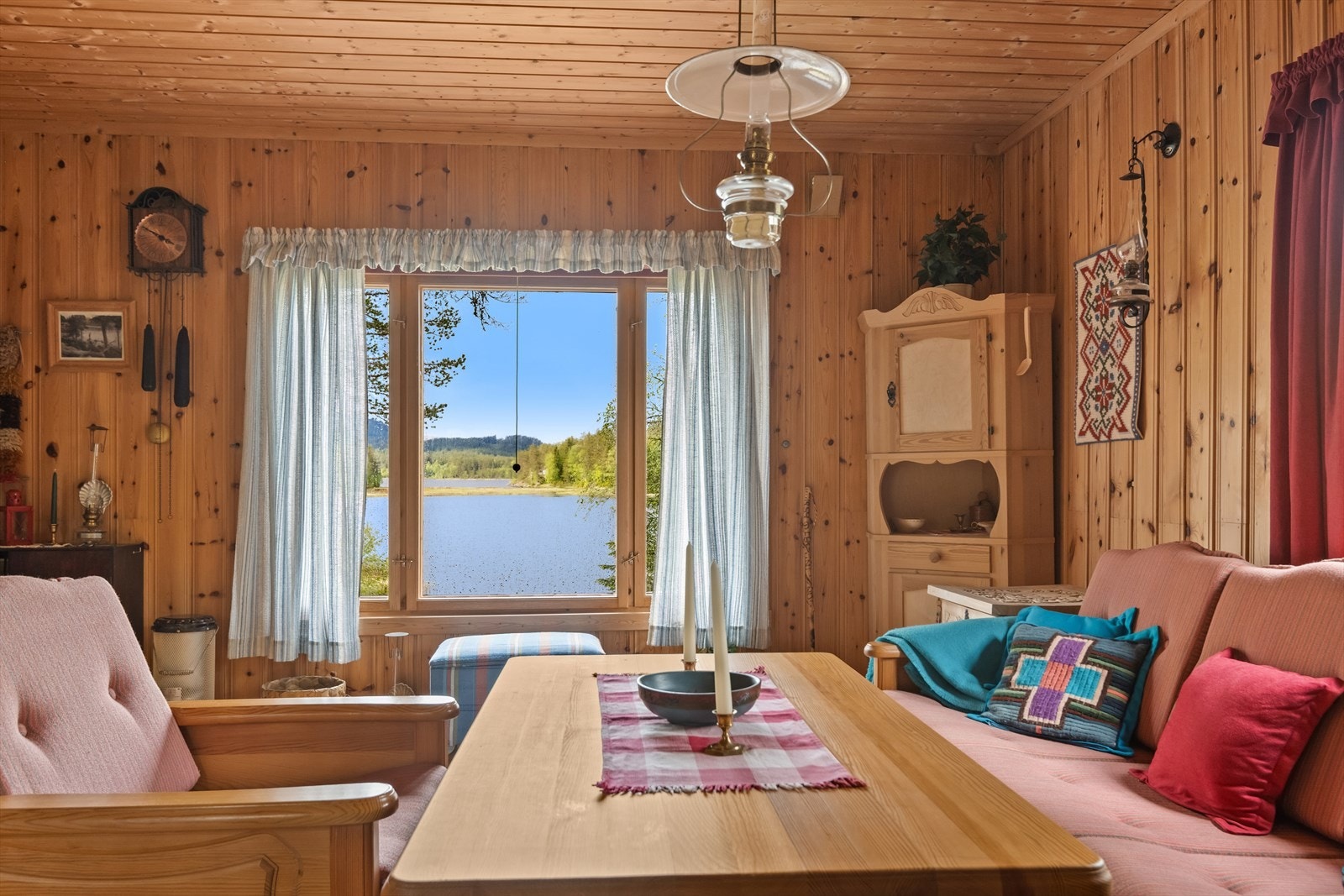 Store vinduer i stuen, med svært flott utsikt over Sætersjøen. Galleribilde