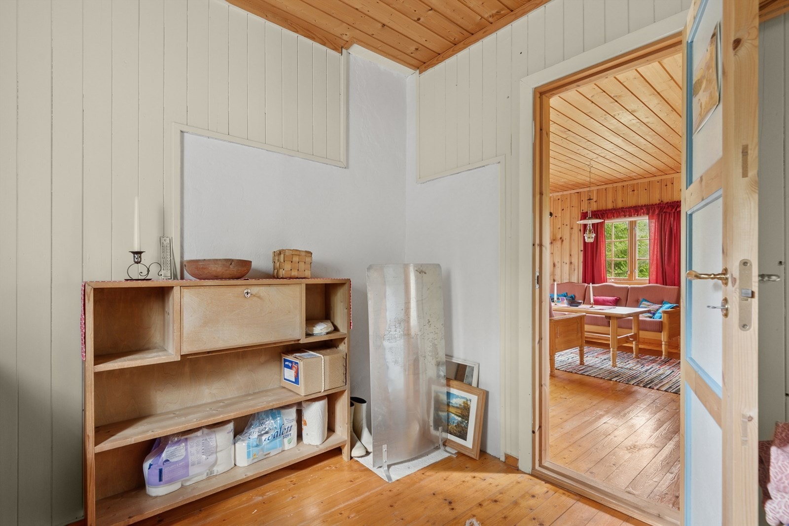 Det er et soverom inne i hytta. Galleribilde