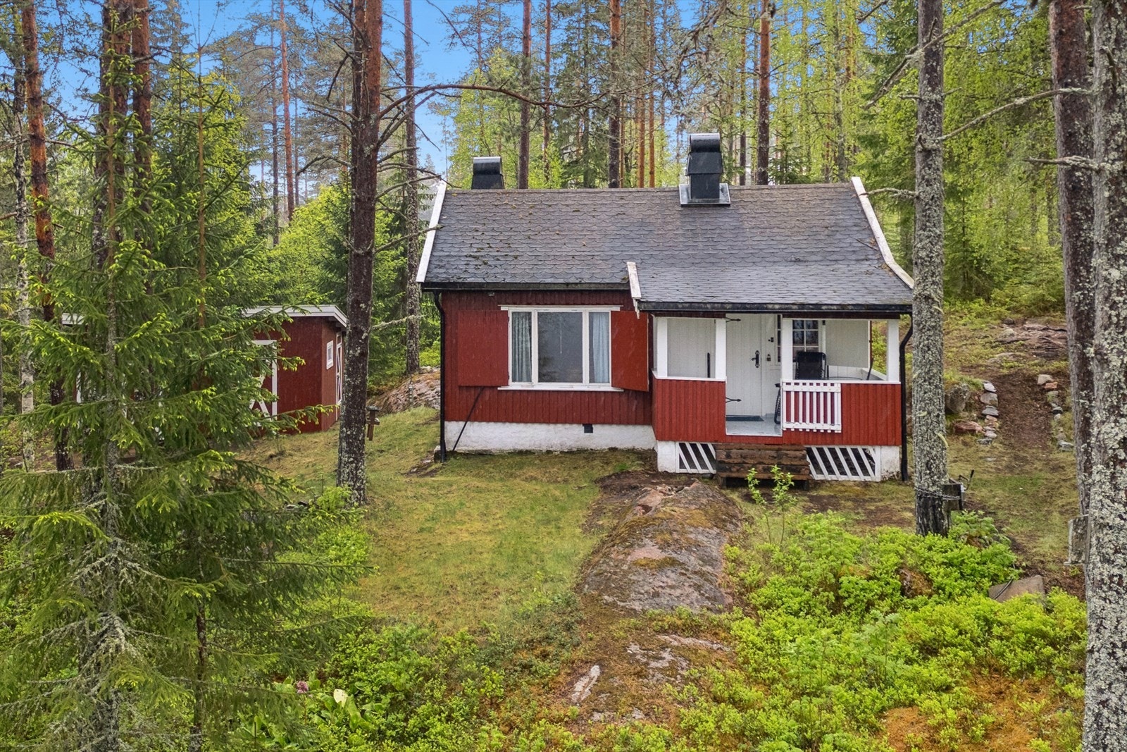 Lettstelt naturtomt med flere fine uteplasser. Galleribilde