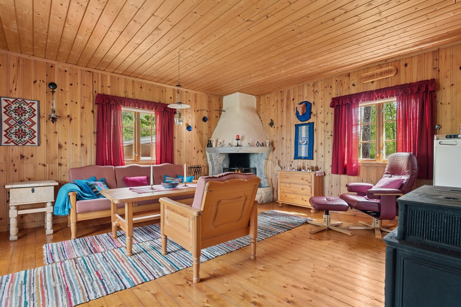 Klebersteinsovnen i stuen blir et naturlig samlingspunkt for familien. Galleribilde