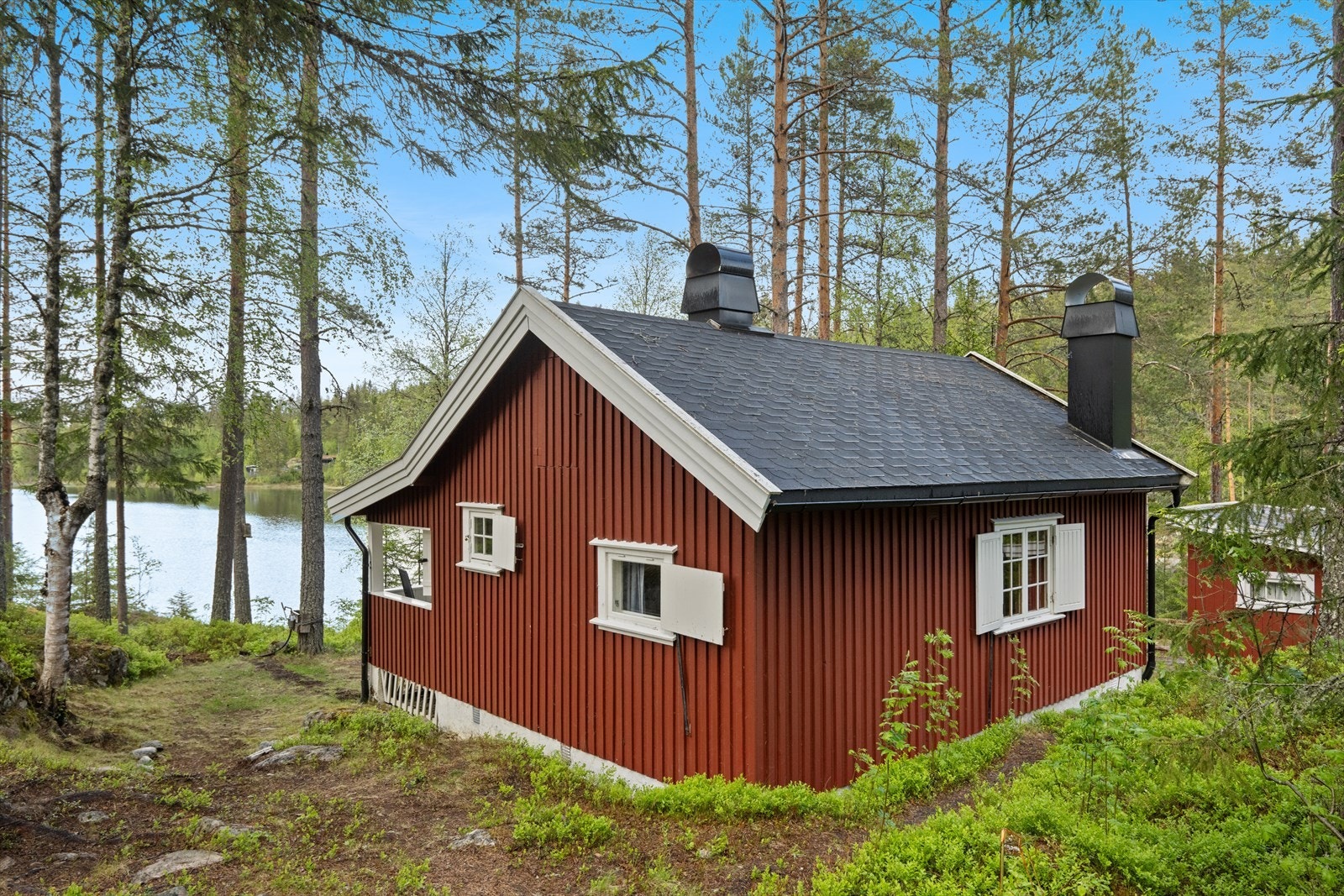 Hytta har svært flott beliggenhet, få meter fra vannet. Galleribilde