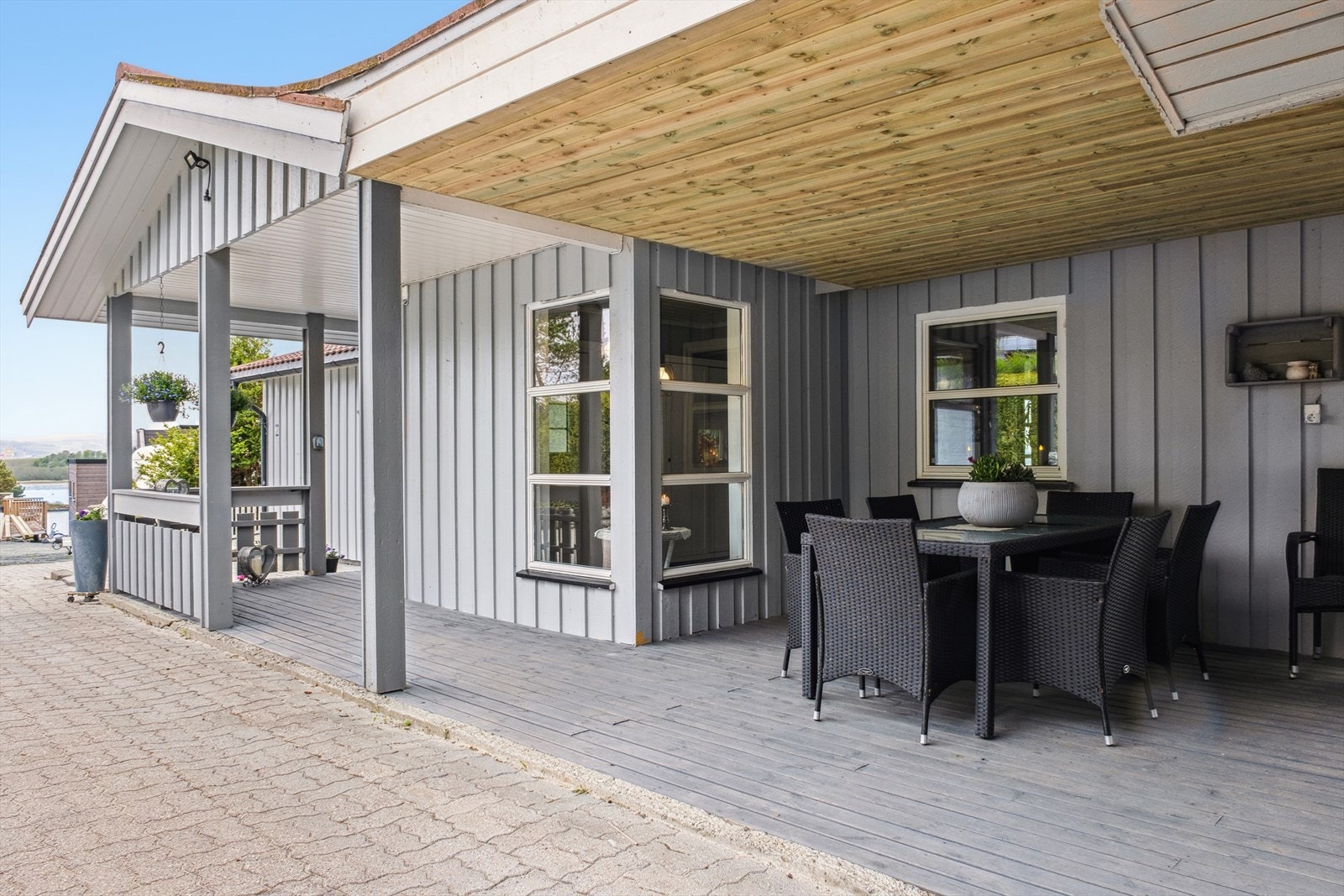 Sitteområde på øvre side av boligen. Galleribilde