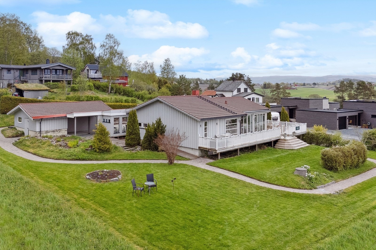 Tomten er av god størrelse og ha mange fine uteplasser Galleribilde