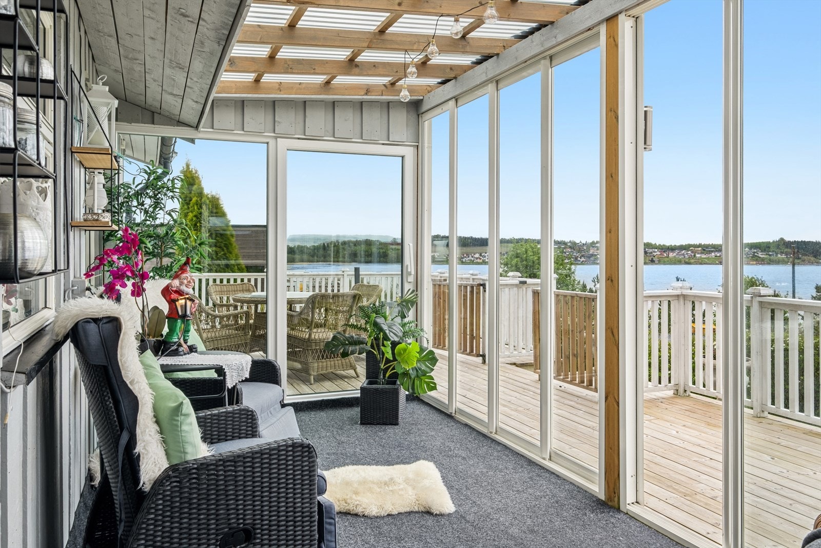 Deler av ve3randa er innglasset med mulighet for å åpne. Galleribilde