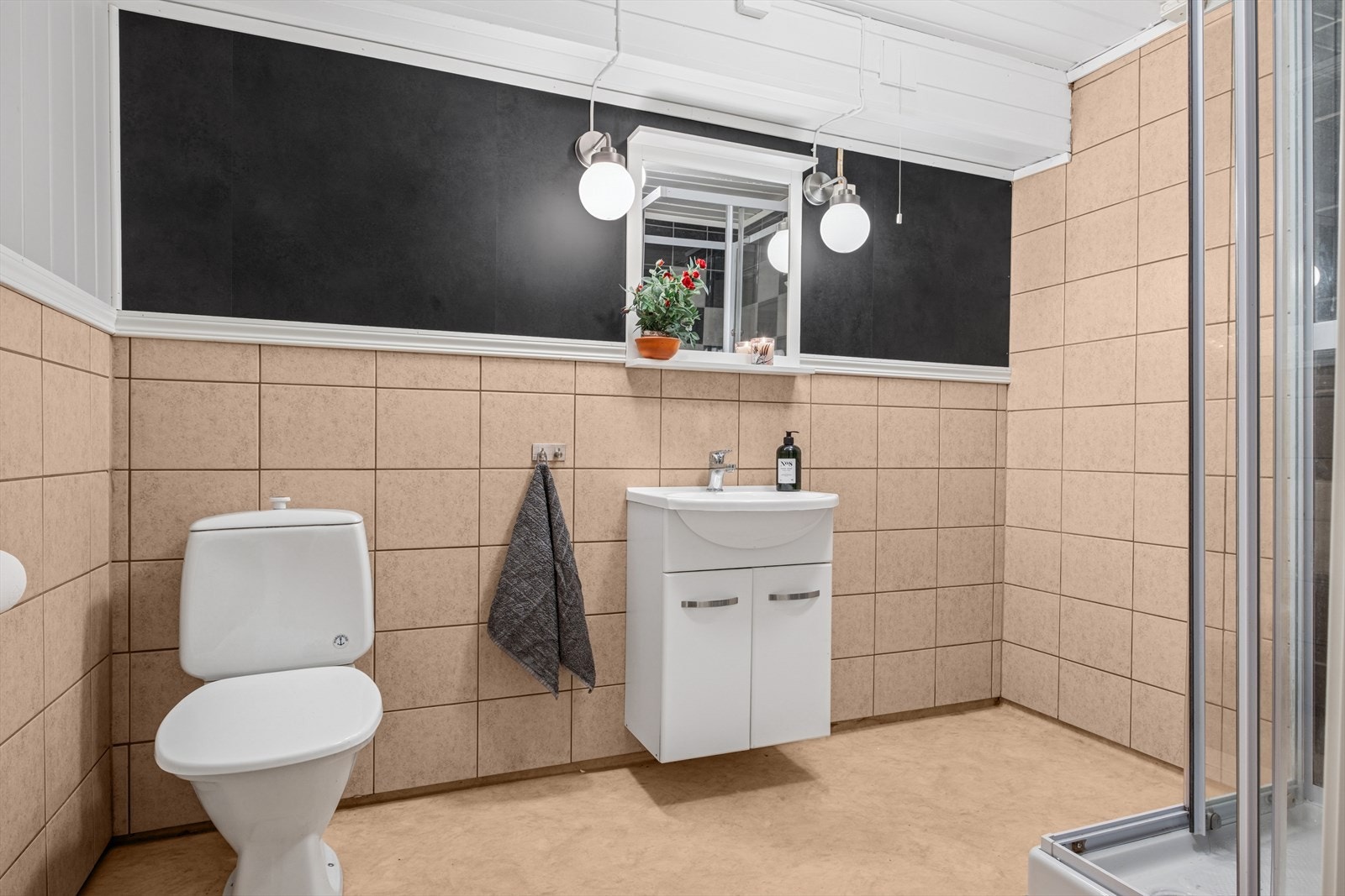 Baderom i kjelleretasje Galleribilde