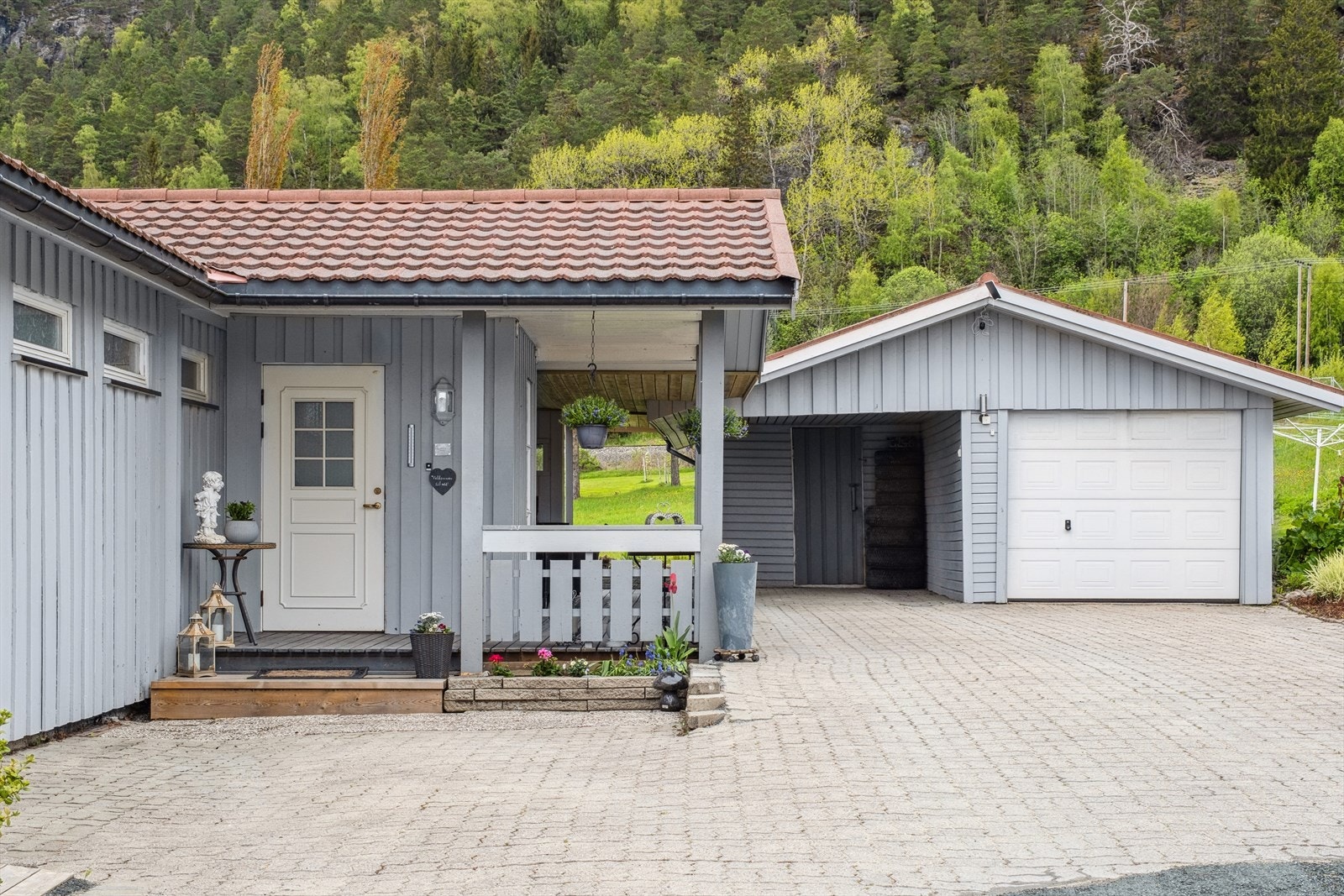 Brosteinsbelagt gårdsplass Galleribilde