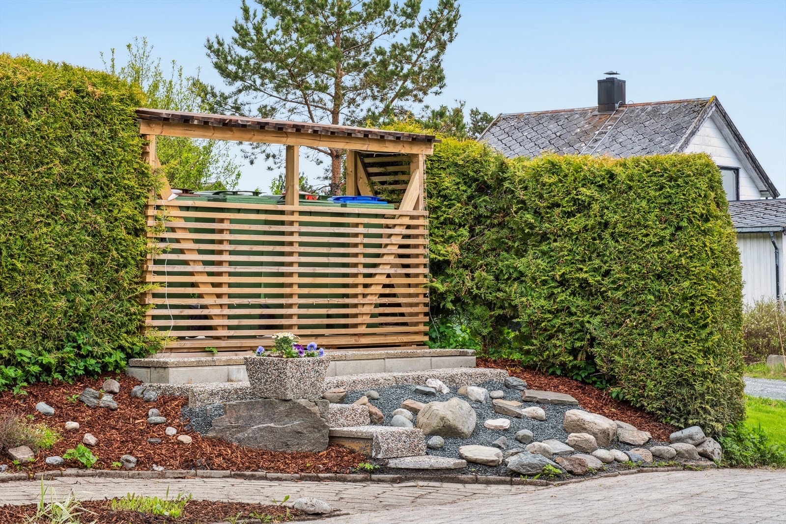 Hage og skur for renovasjonsbeholdere Galleribilde