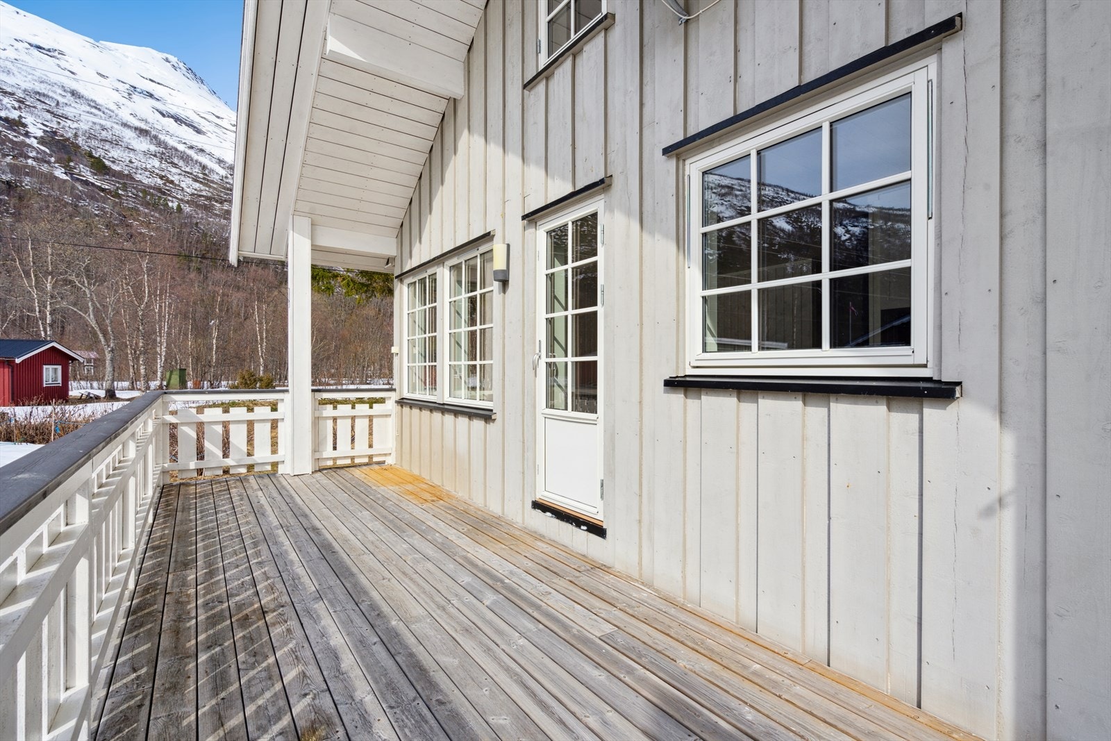 Her sitter du fint i solveggen en sommerdag! Galleribilde