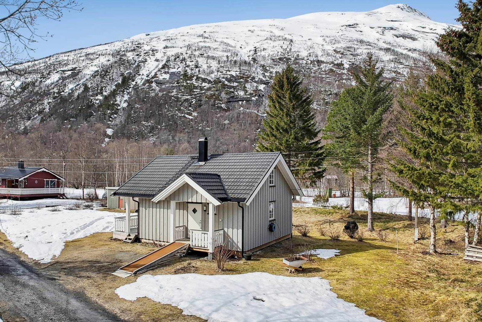 (Rampe ved inngangsparti vil bli fjernet før visning/overtagelse) Galleribilde