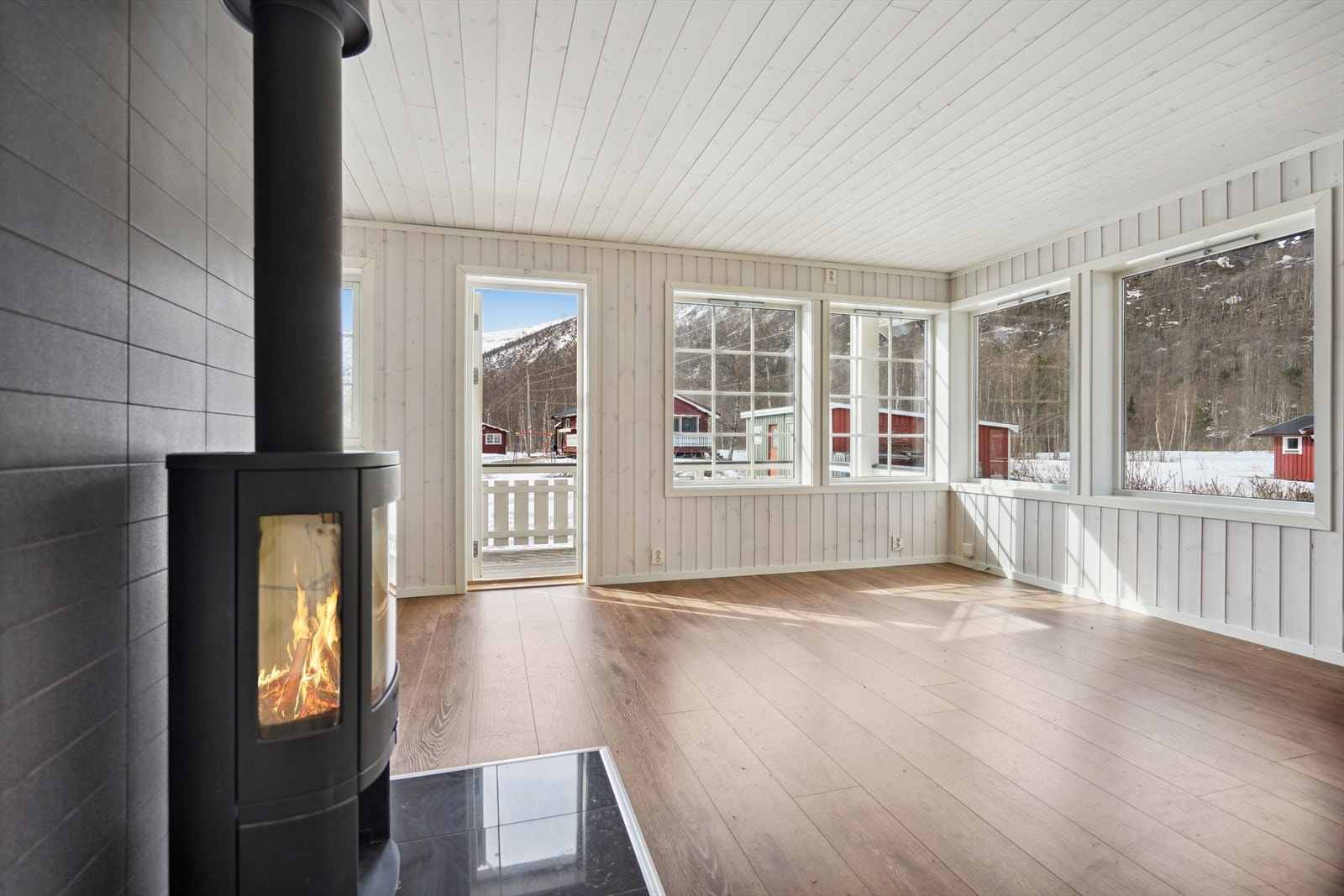 Godt med lysinnslipp i stue. Galleribilde