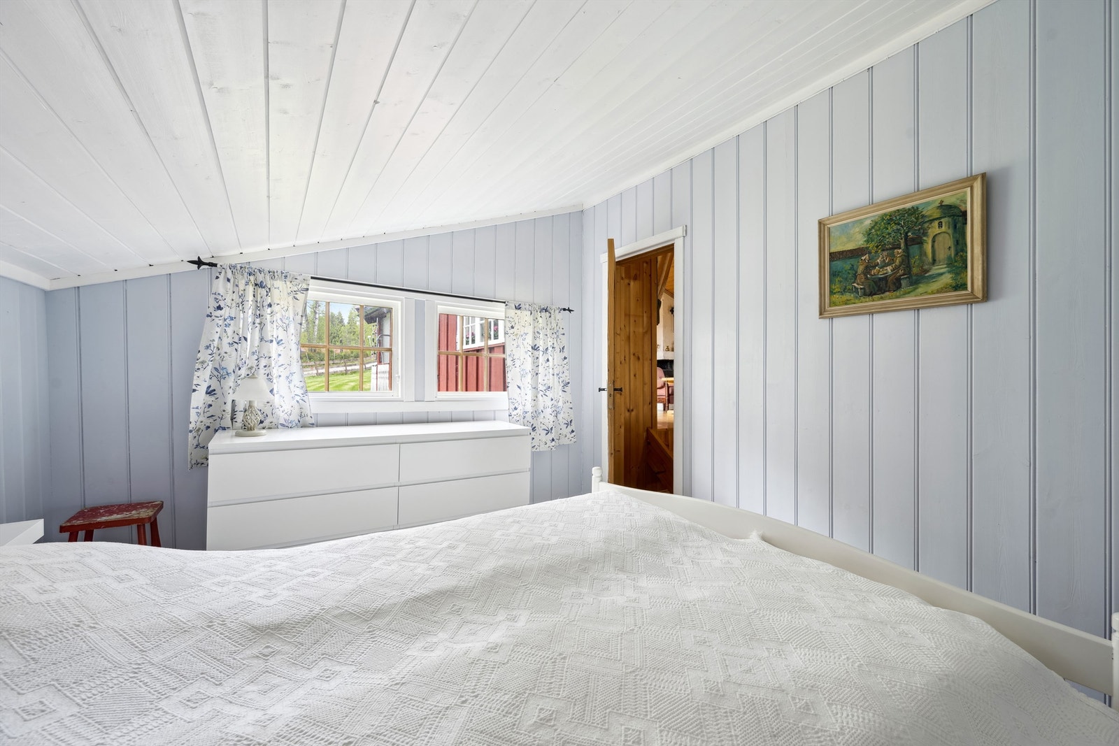 Det ene soverommet ligger i tilbygget fra 1978 . Lyst og trivelig med plass til dobbeltseng. Galleribilde