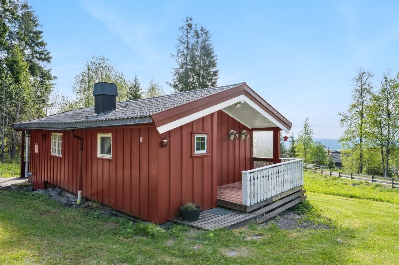 Fritidsbolig fra 1970, tilbygget i 1978 på solrik og stor tomt, med fin utsikt! Galleribilde