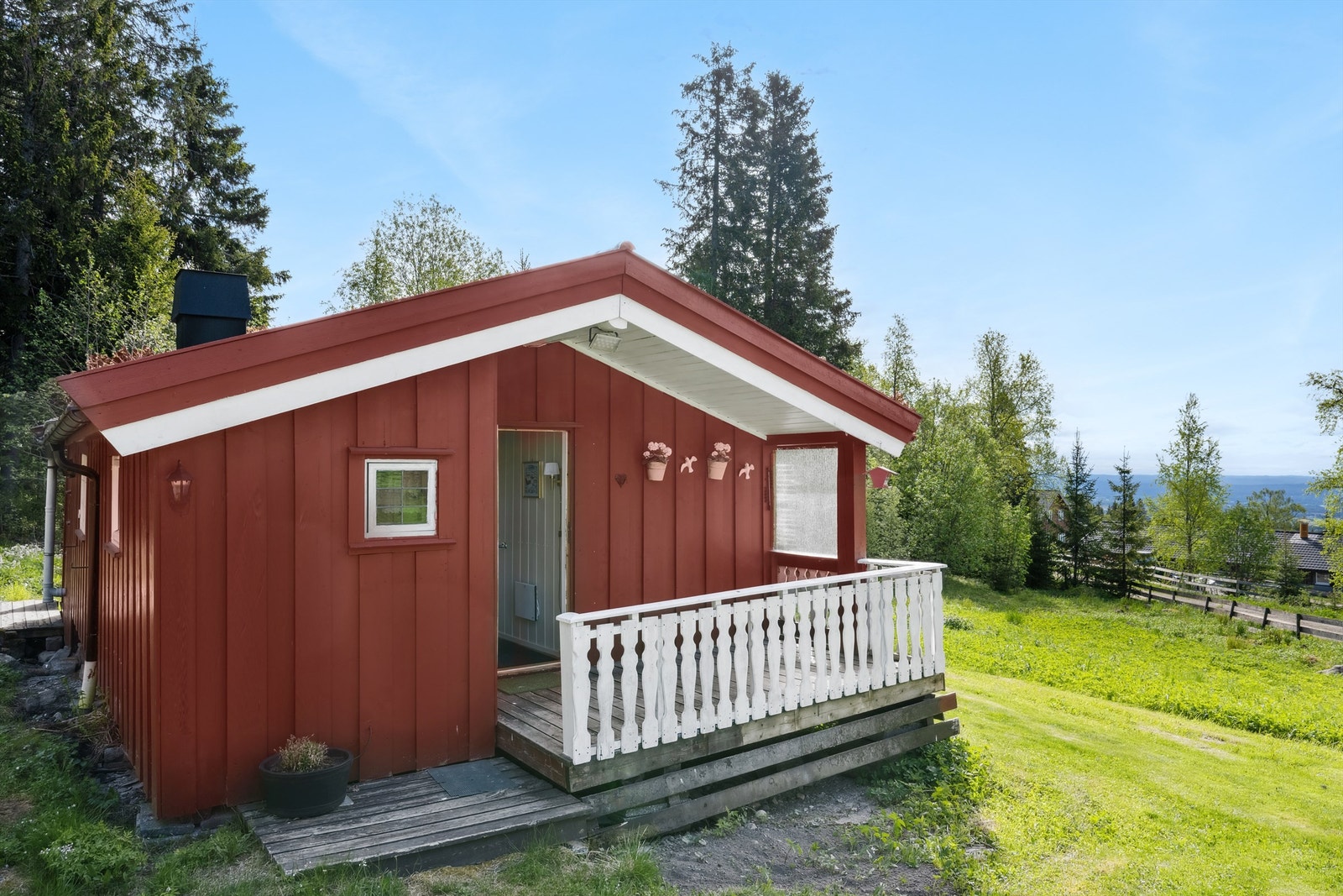 Hytta har innlagt strøm, vannforsyning fra egen brønn med vannpumpe og trykktank, og gråvann til terreng. Galleribilde