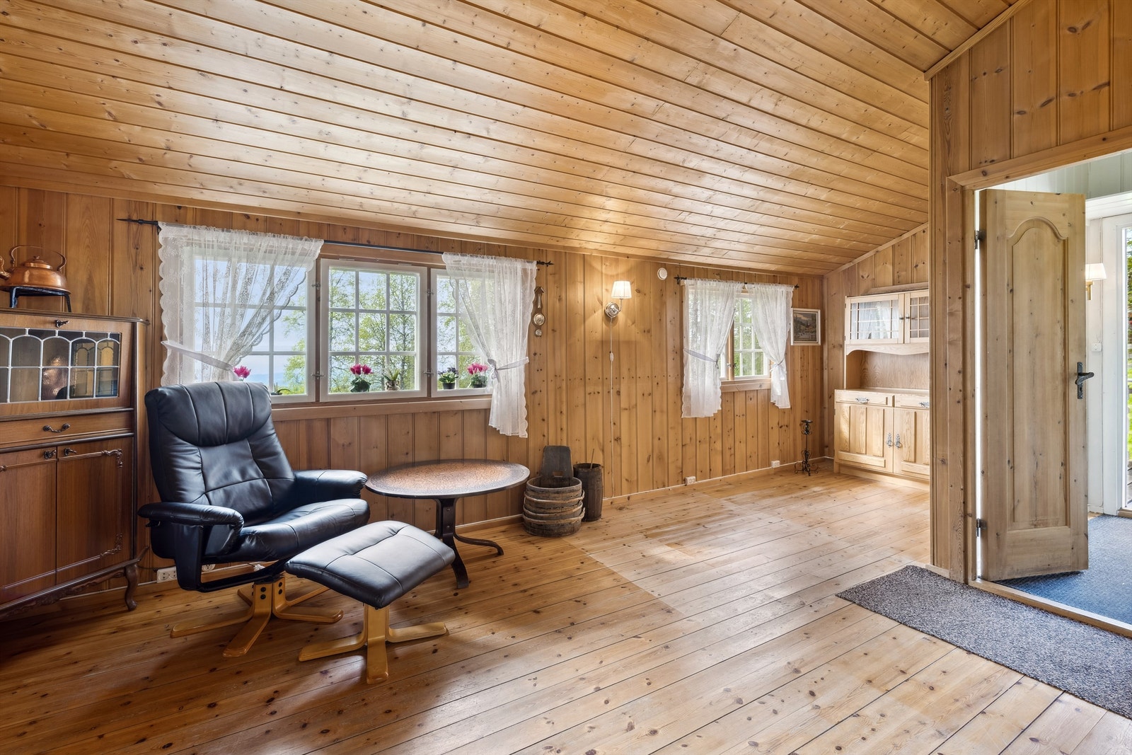 Stuen er utvidet etter opprinnelig byggeår. Ett soverom er innlemmet i stuen, og kjøkkenet er flyttet ned til tilbygget del. Galleribilde