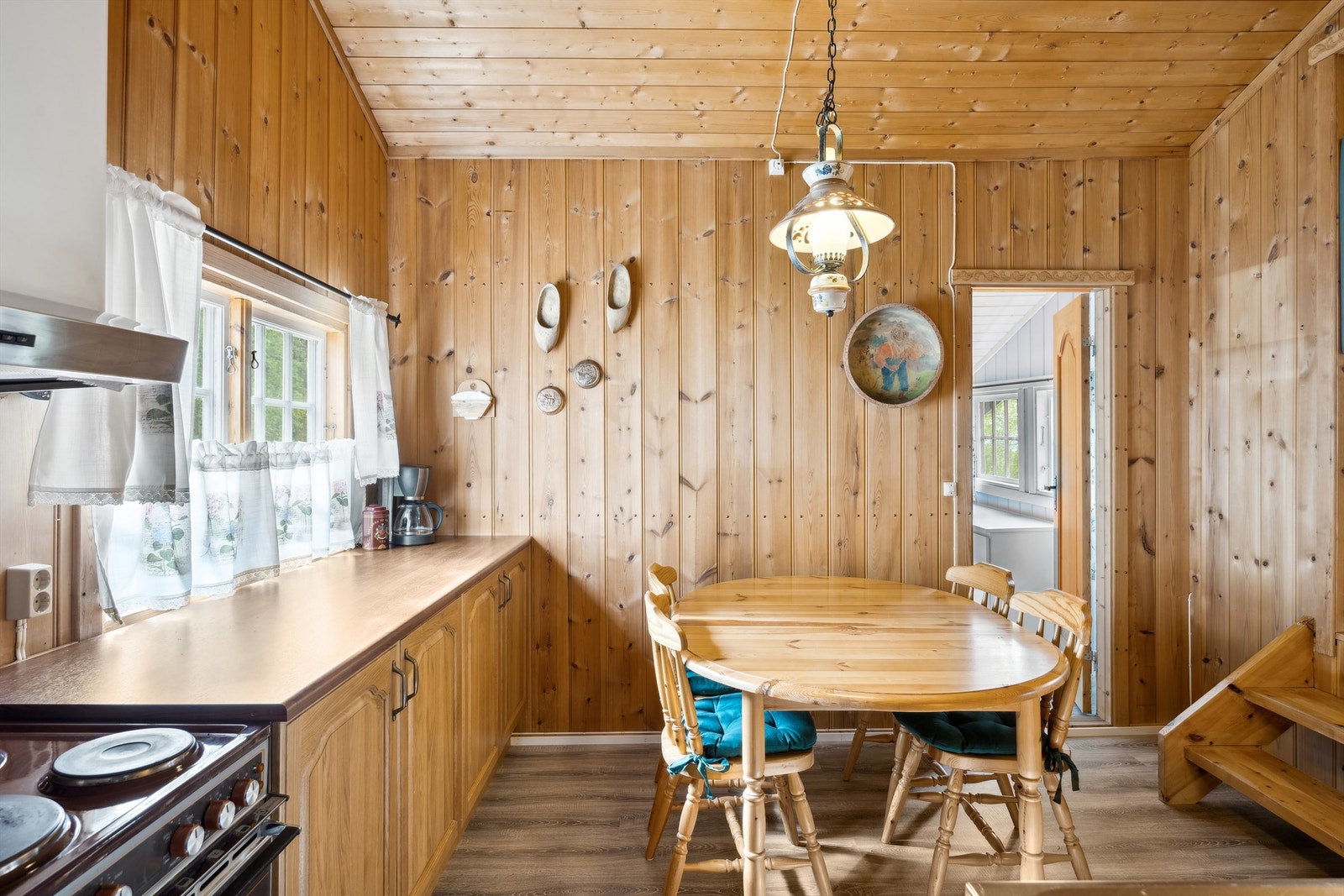 God arbeidsflate på kjøkkenbenken. I bakkant av kjøkkenet er det adkomst inn til det ene av hyttas to soverom. Galleribilde