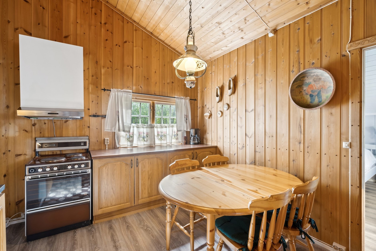 Også i tilbygget del er det meget god takhøyde! Galleribilde