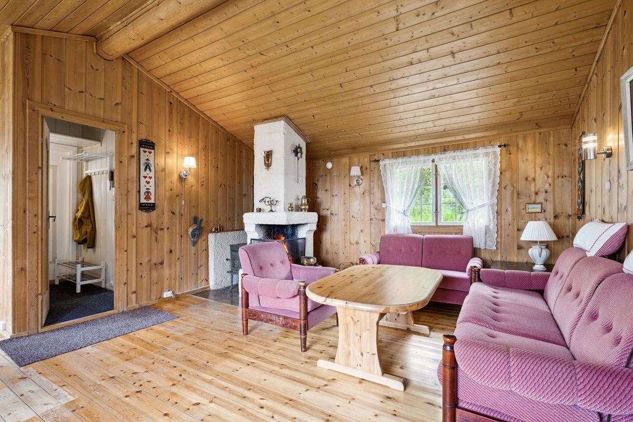 Stue. Murt peis med behov for utbedring på pipa. Galleribilde