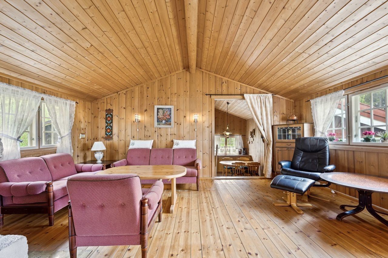 God takhøyde gir en luftig atmosfære i stuen! Galleribilde