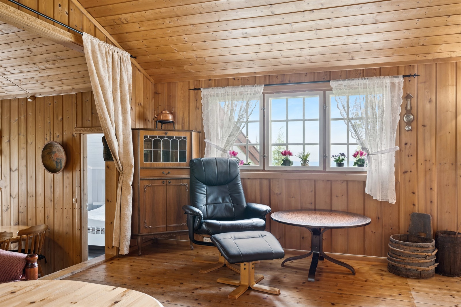 Fra opprinnelig del bygget i 1970, har du adkomst via trapp ned til tilbygget del fra 1978, som inneholder soverom, kjøkken og bad. Galleribilde