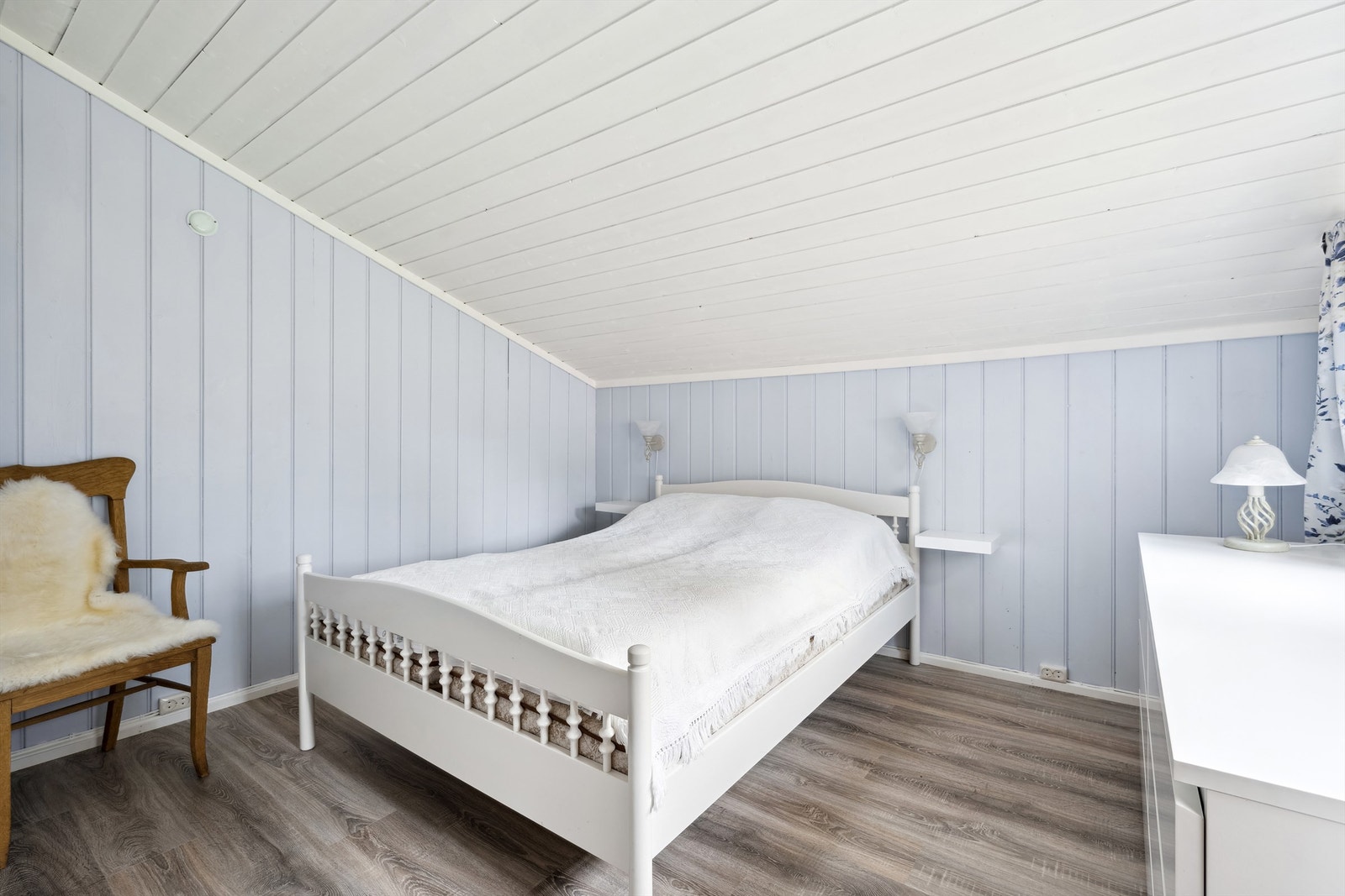 Soverom i tilbygget del fra 1978. Det er gjort overflateoppgraderinger på soverommet i nyere tid. Galleribilde