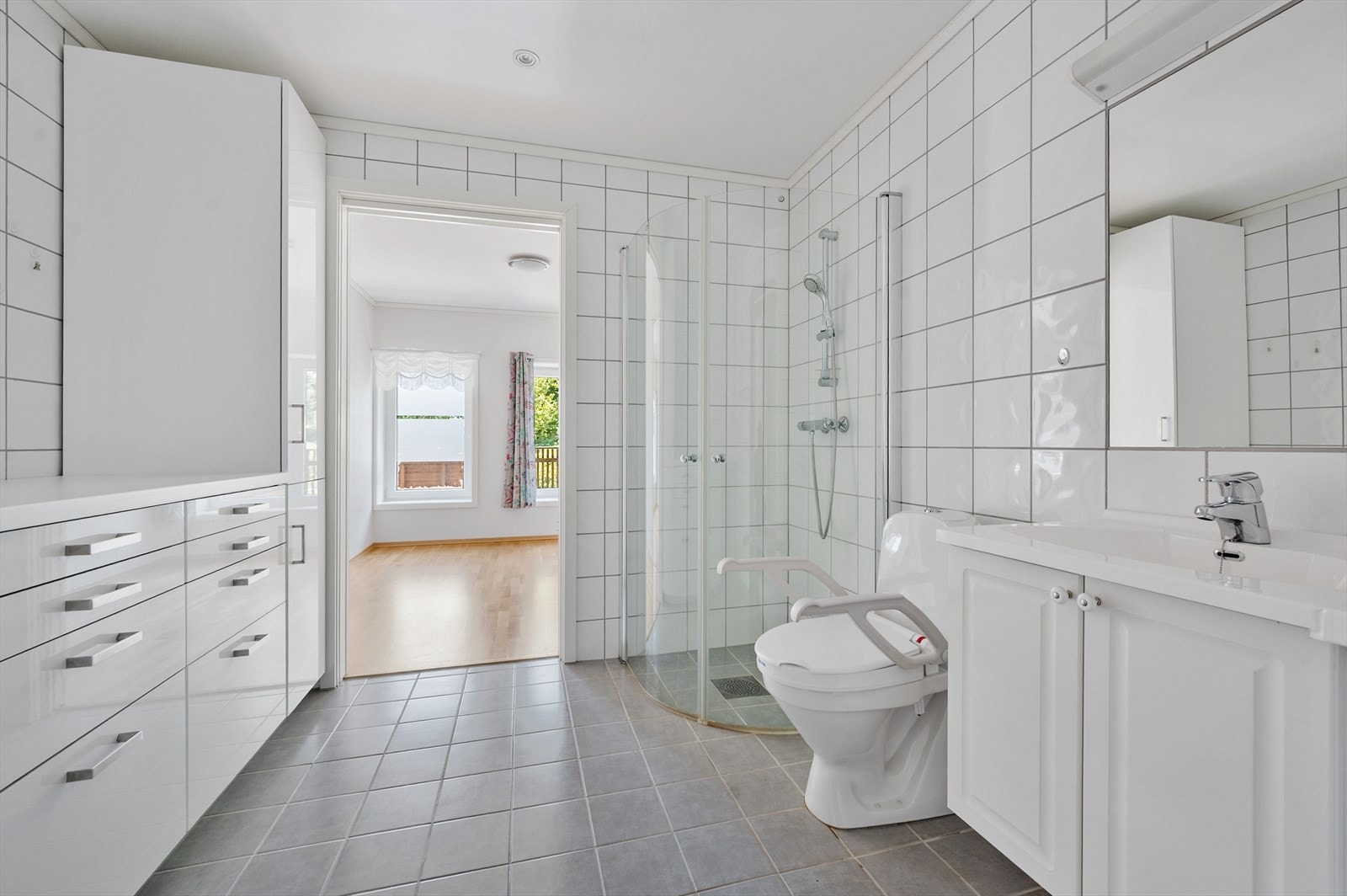 Romslig bad med mye oppbevaringsplass. Galleribilde