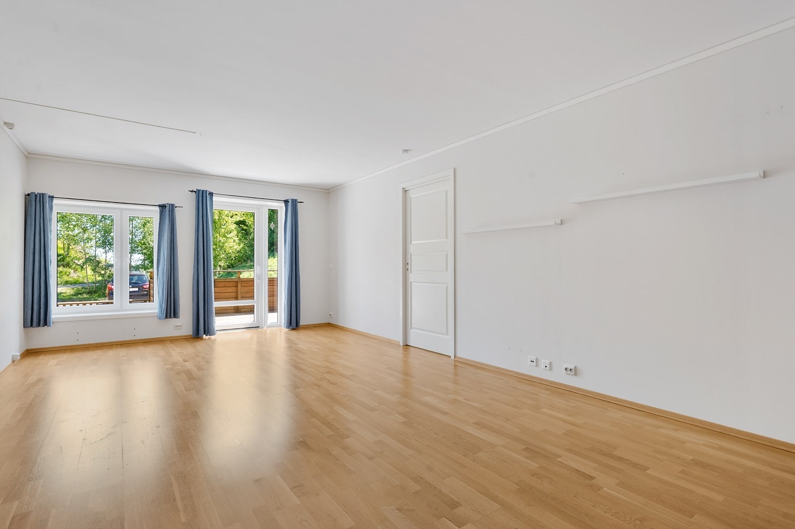 Fra stue er det direkte utgang til solrik veranda. Galleribilde