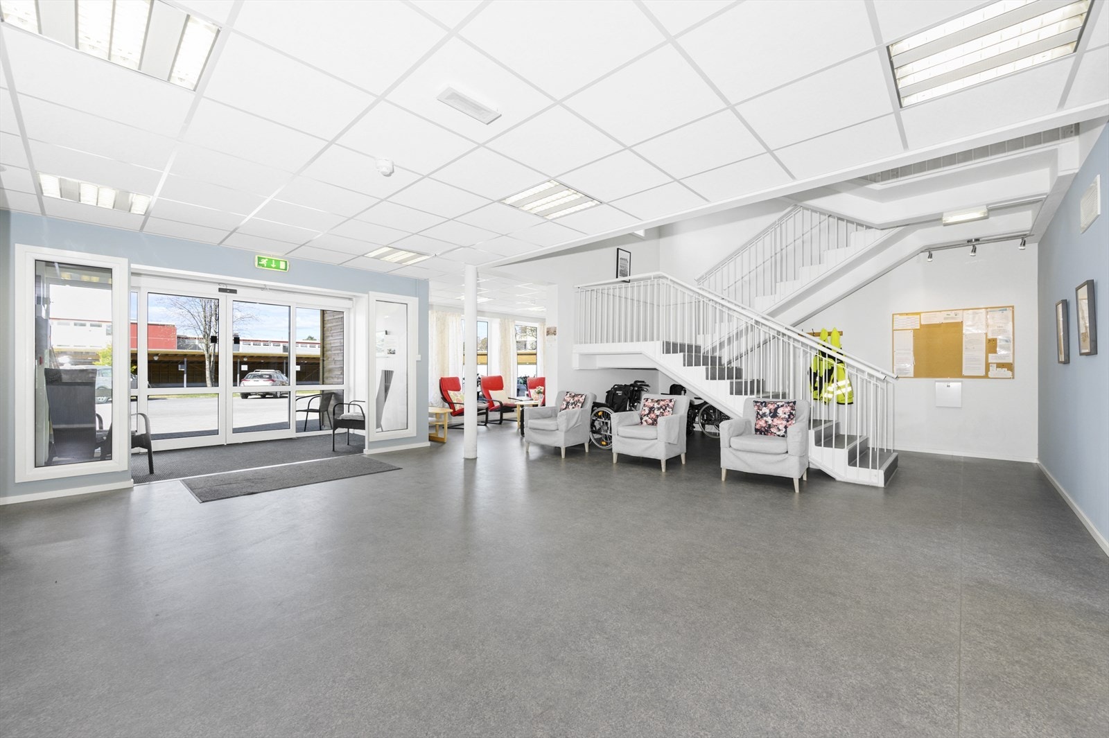 Velkommen inn i bygningen. Her er det hyggelige fellesarealer for alle beboere. Galleribilde