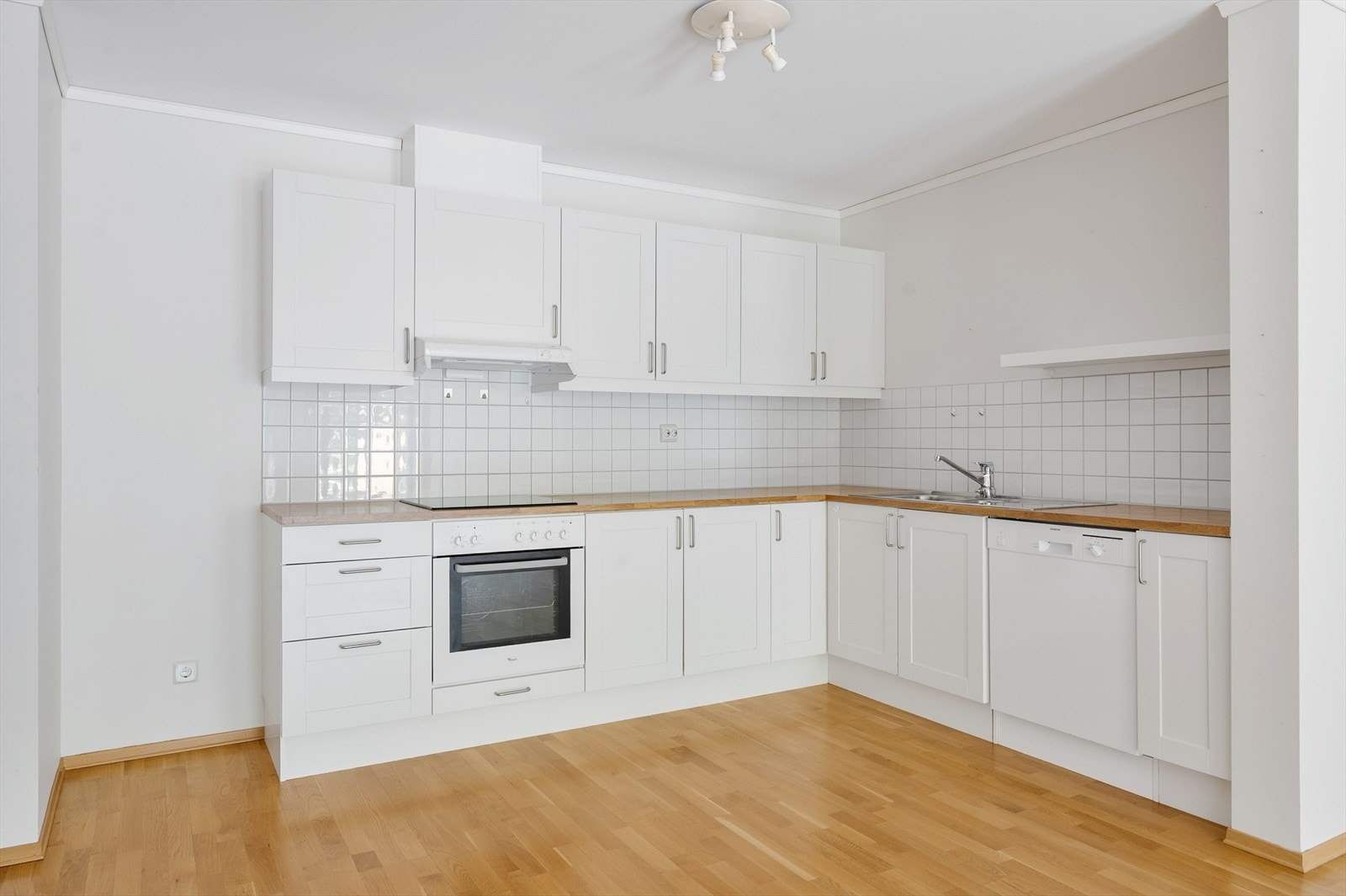 Kjøkken med mye skap- og benkeplass. Galleribilde