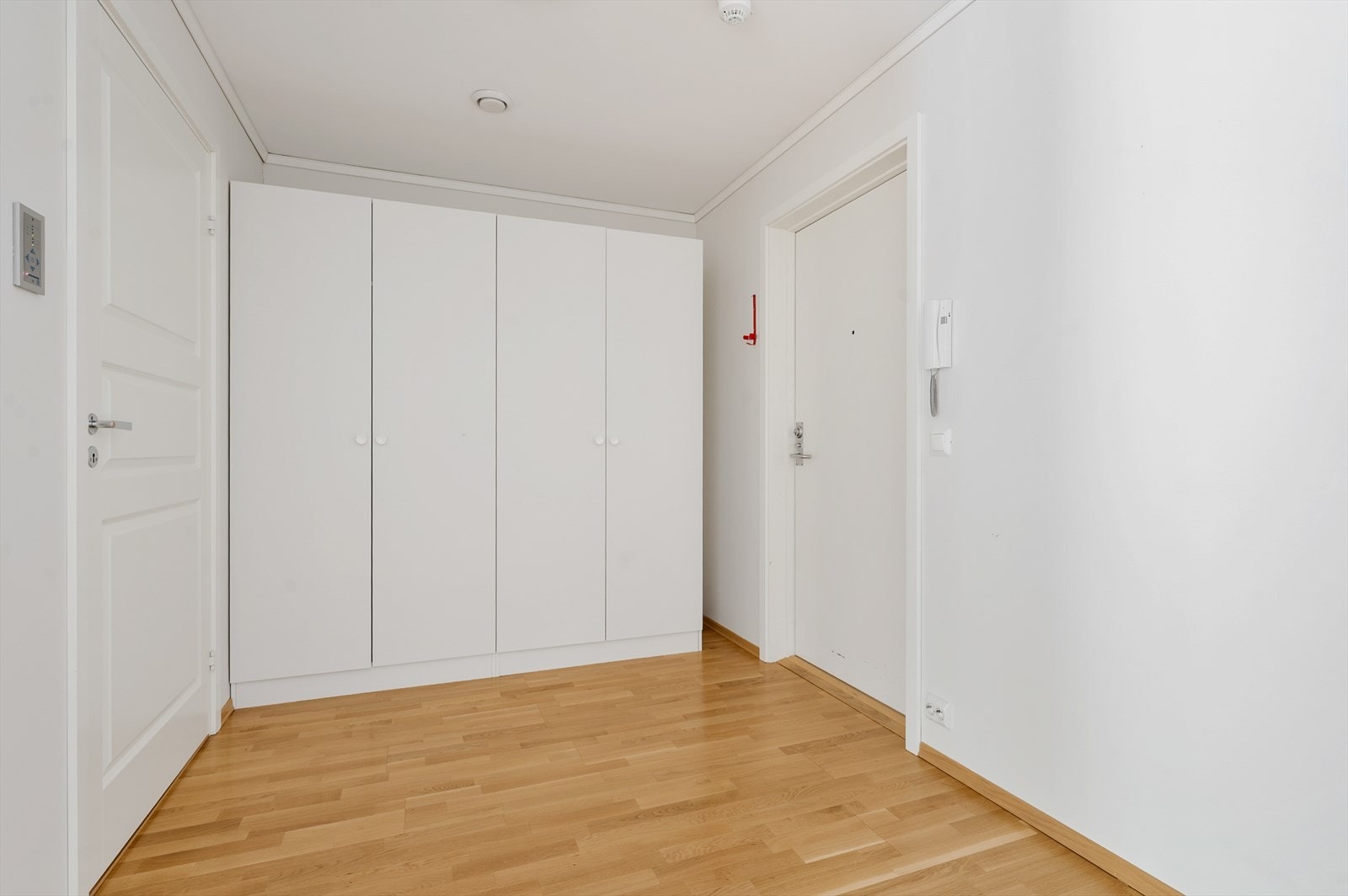 Velkommen inn! Fra entréen er det dør inn til badet. Galleribilde