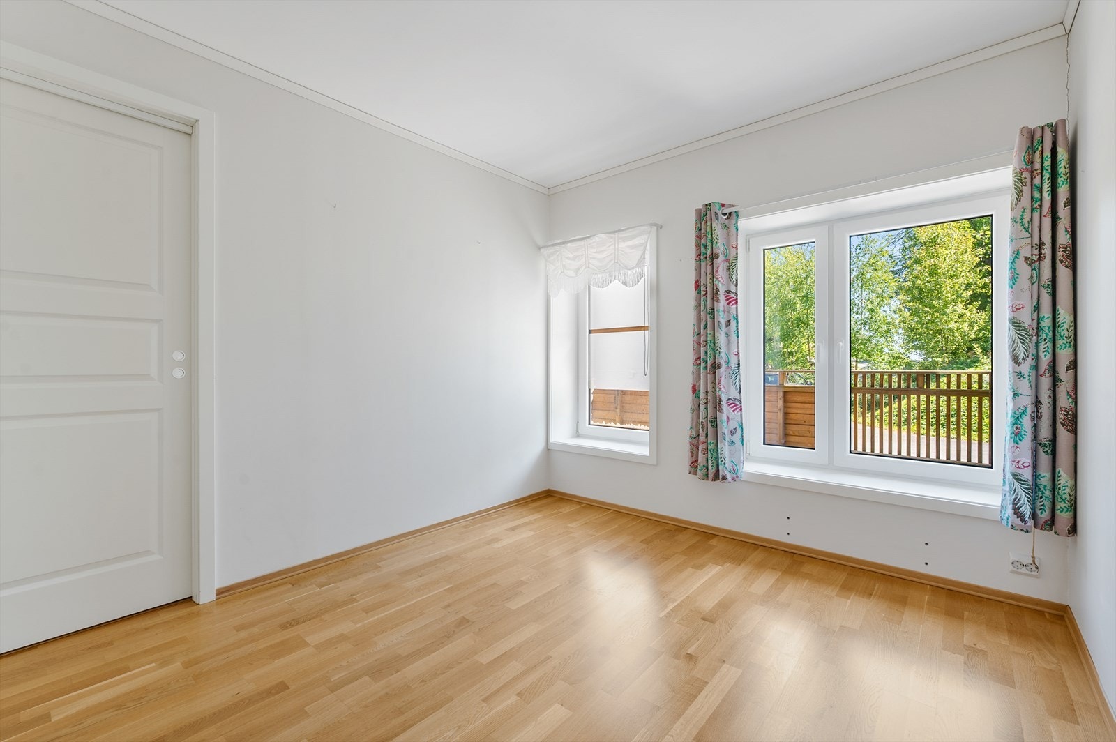 Romslig soverom meg god plass til både seng og oppbevaring. Galleribilde