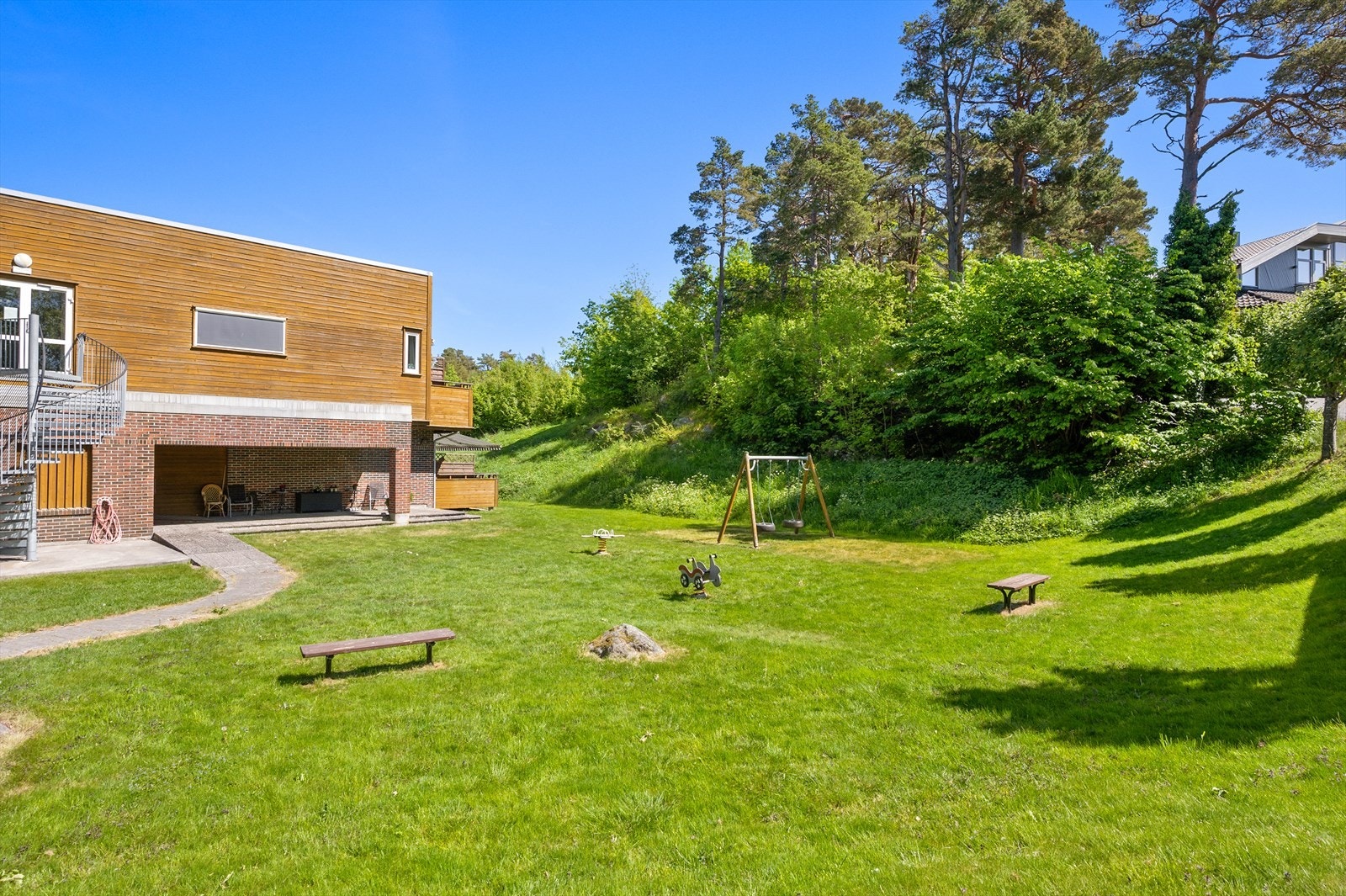 Ute er det hyggelige grøntarealer for beboere og gjester. Galleribilde